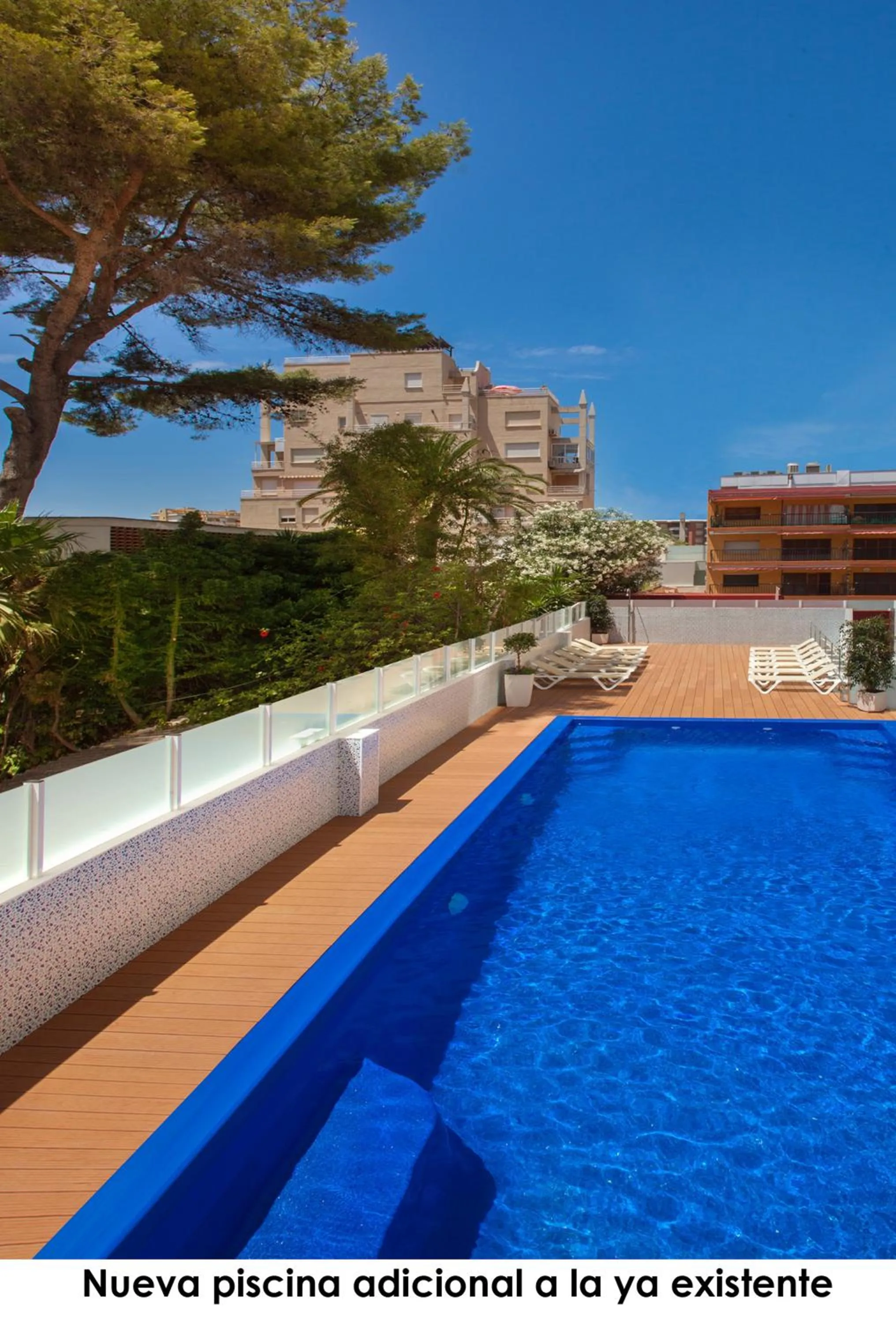 Swimming pool in Hotel RH Gijón & Spa