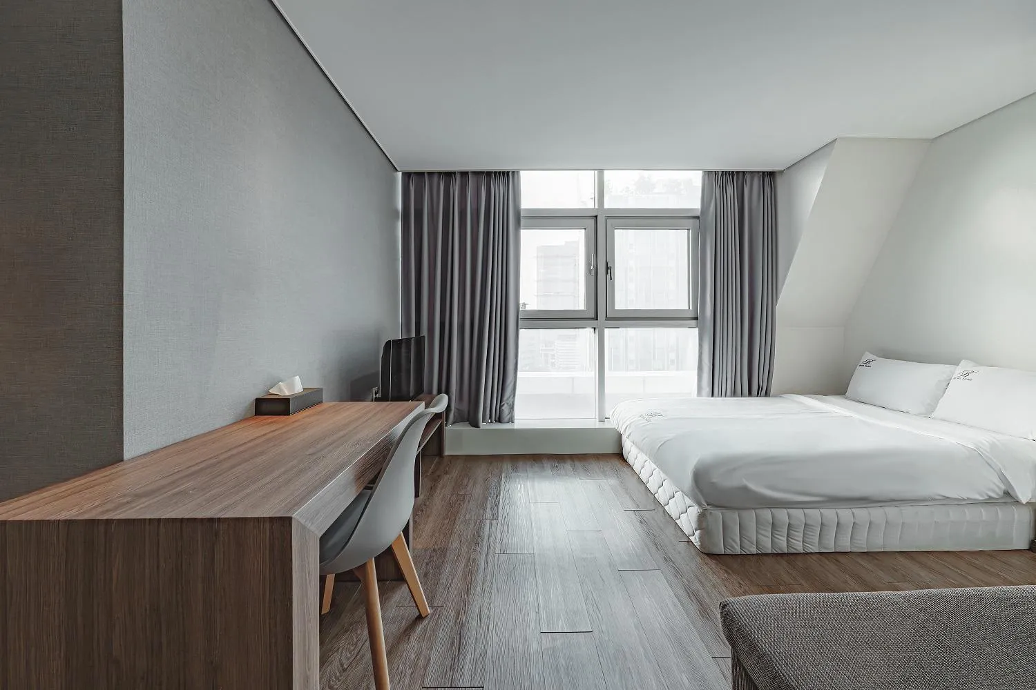 Bed in Brown Suites Hotel Sinchon Central