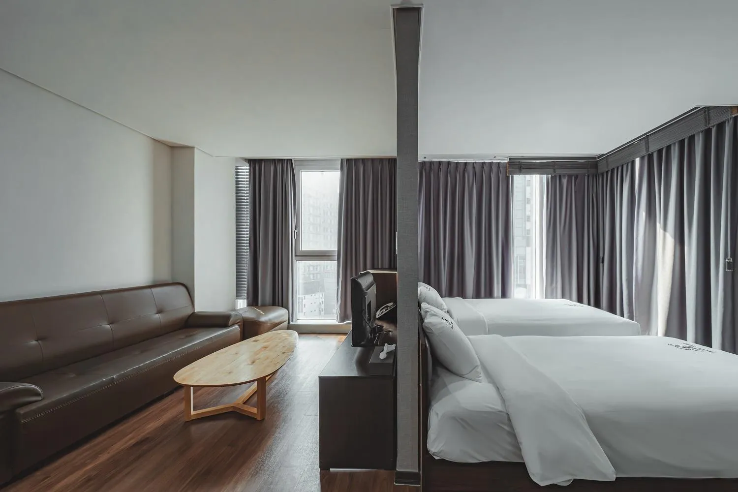 Bed in Brown Suites Hotel Sinchon Central