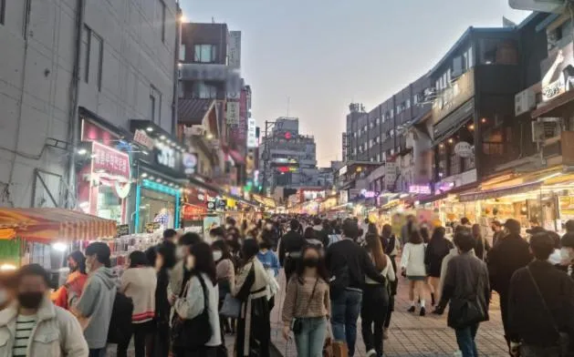 Neighbourhood in Brown Suites Hotel Sinchon Central