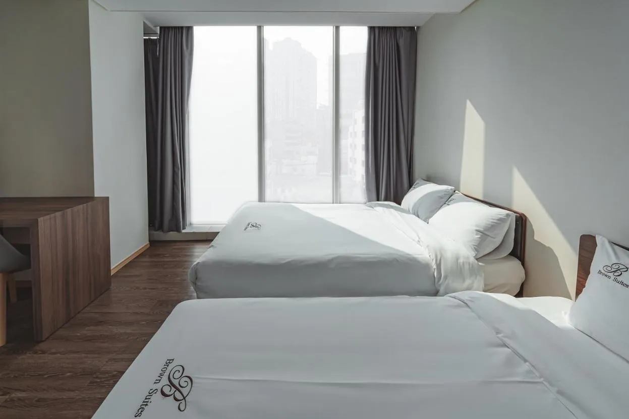 Bed in Brown Suites Hotel Sinchon Central