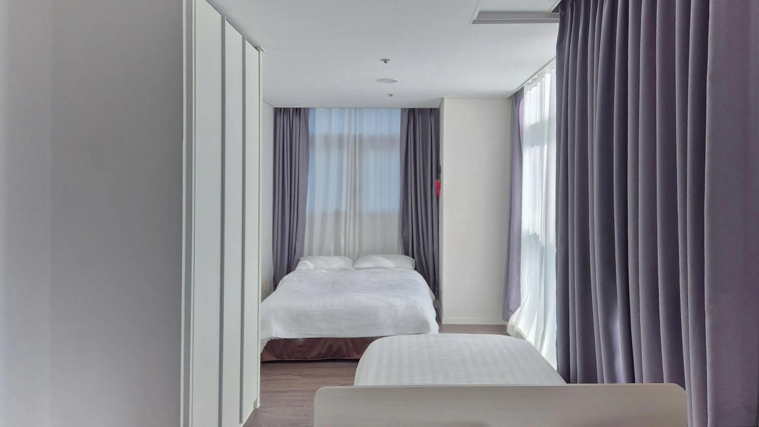 Photo of the whole room, Bed in Brown Suites Hotel Sinchon Central