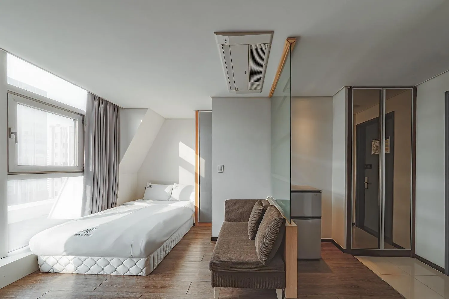 Bed in Brown Suites Hotel Sinchon Central