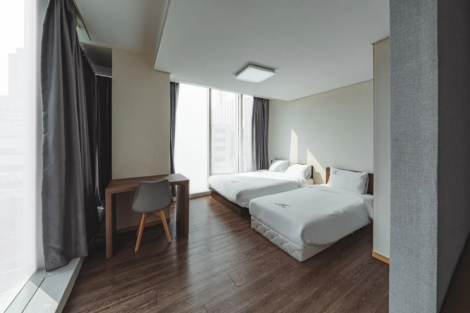 Bed in Brown Suites Hotel Sinchon Central