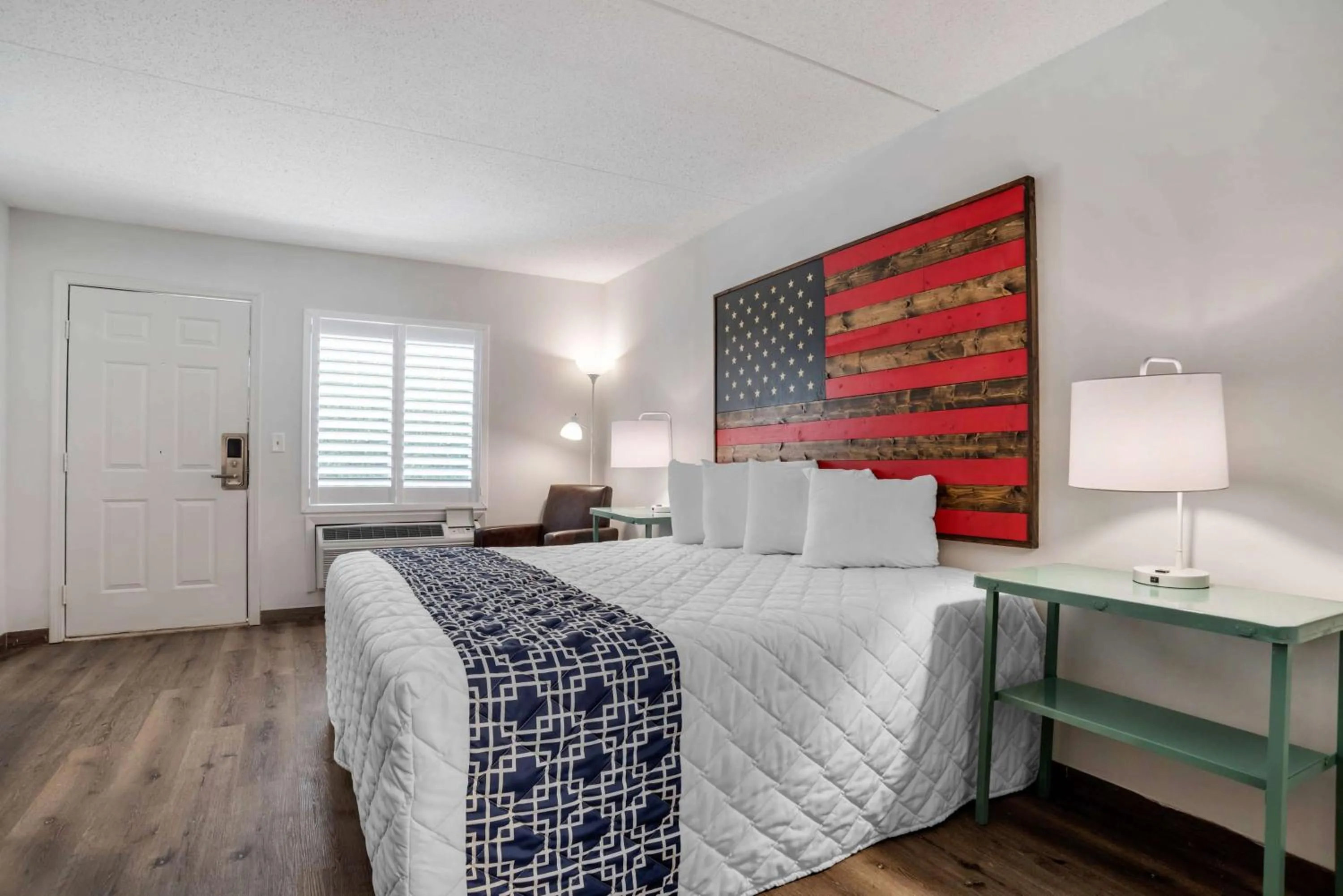 Photo of the whole room, Bed in Super 8 by Wyndham Daleville-Fort Novosel