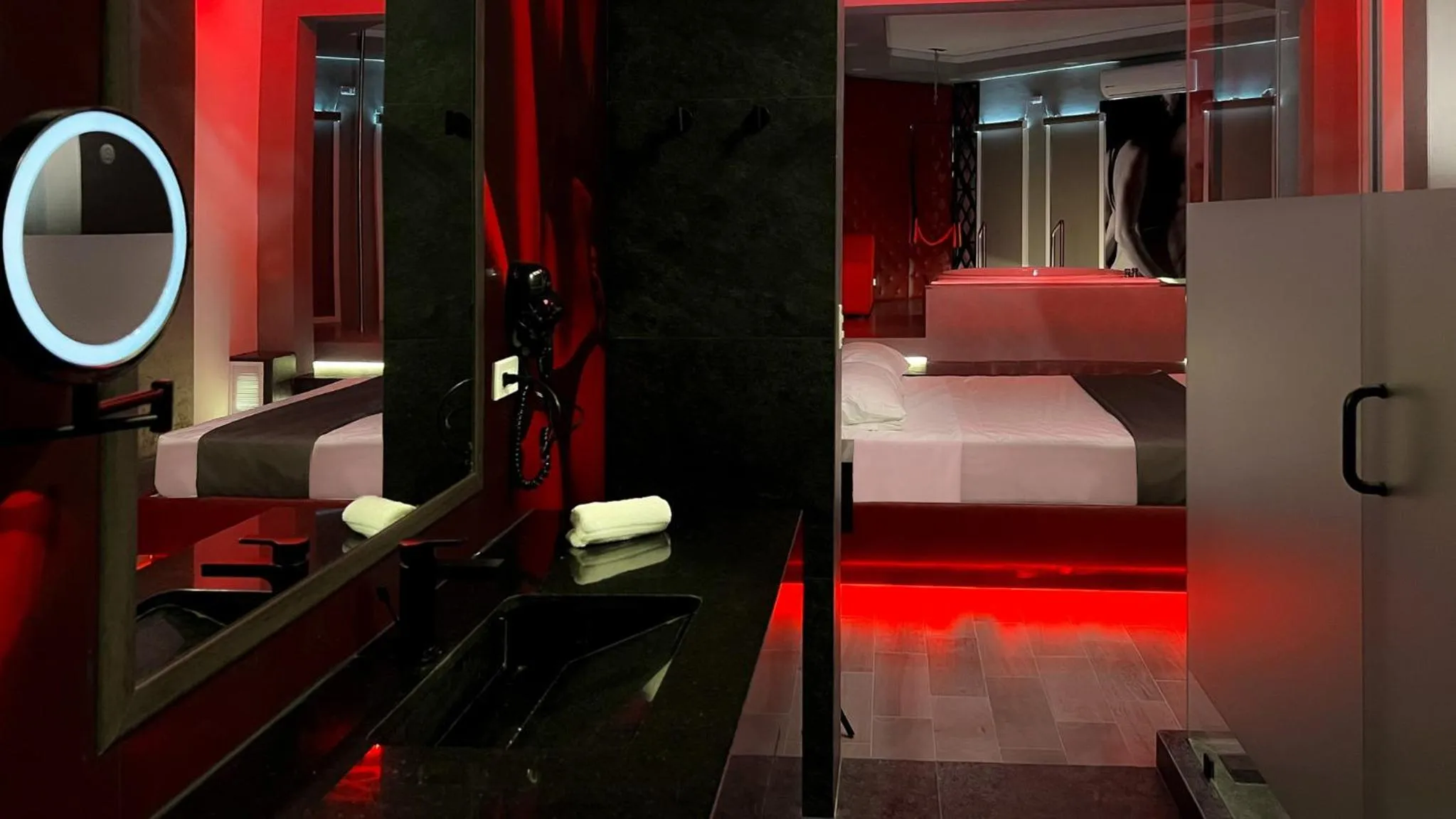 Bathroom, Bed in Motel Boutique Qatro