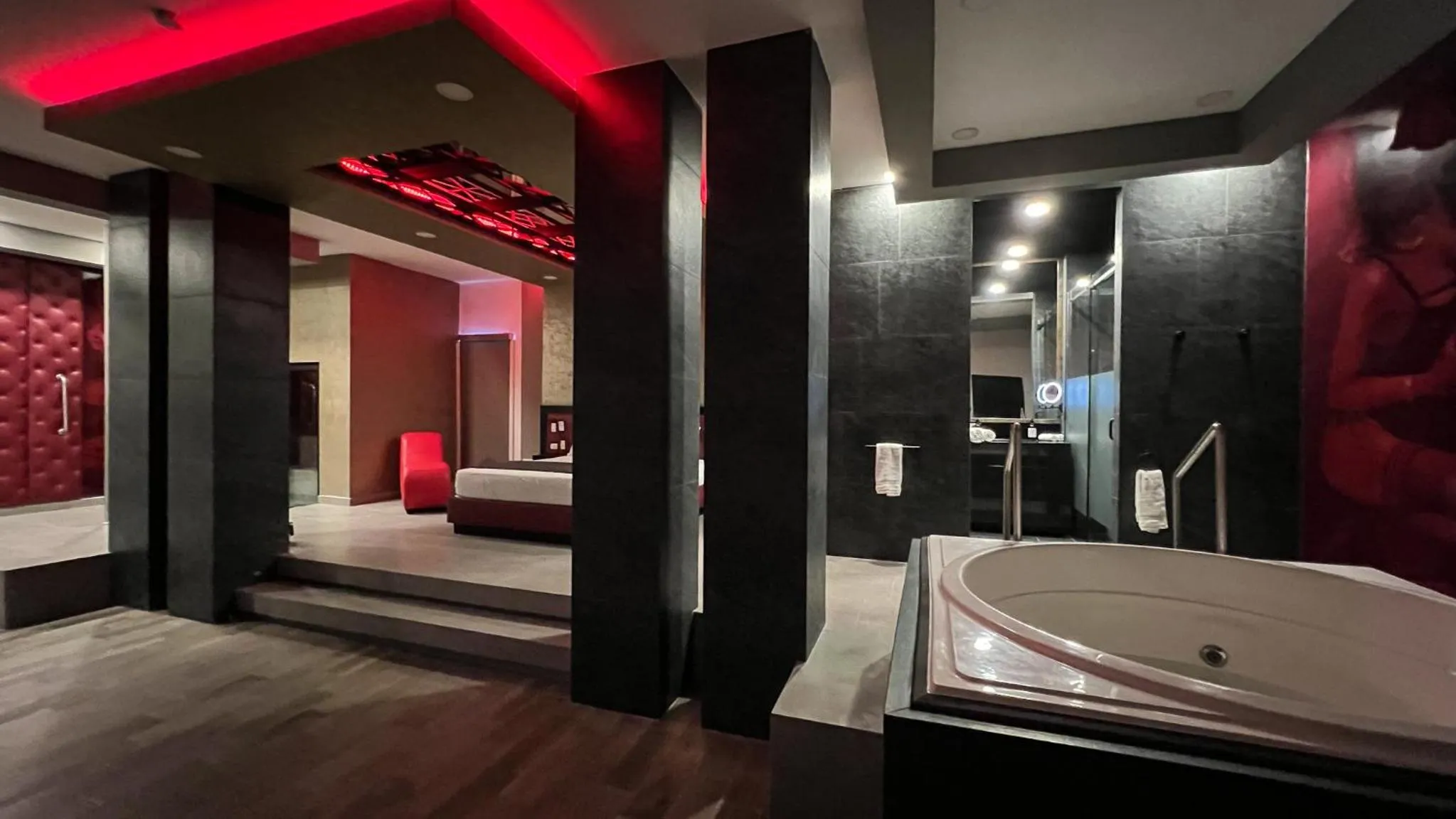 Hot Tub, Bed in Motel Boutique Qatro