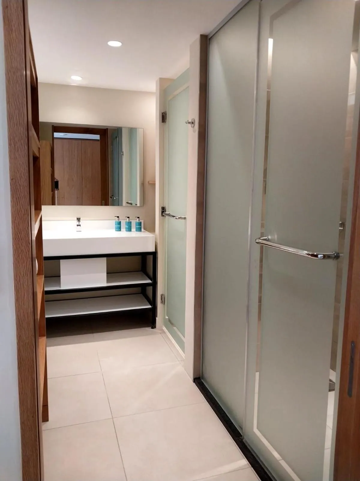 Shower, Bed in Ocean's Creek Beach Hotel