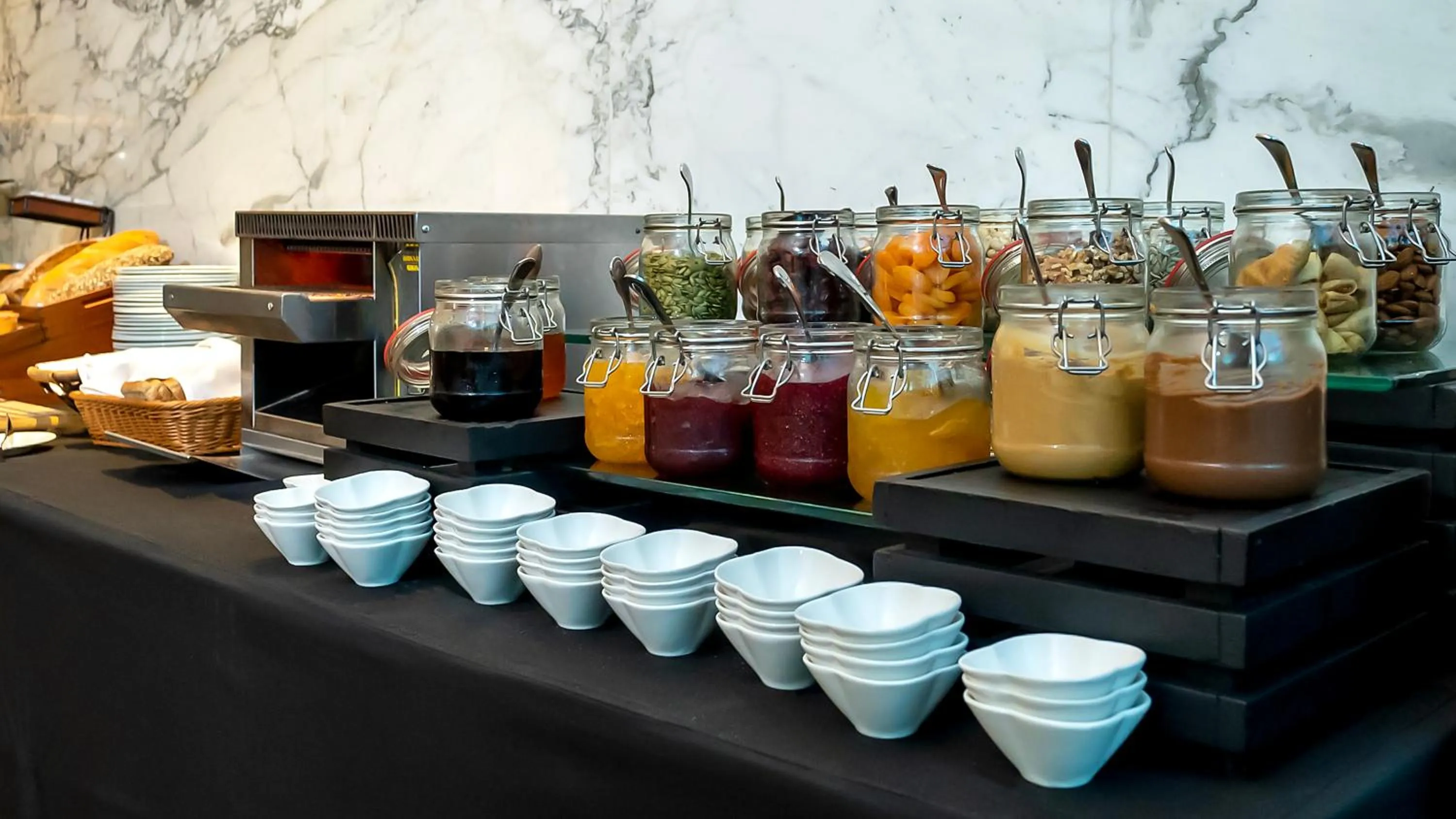 Breakfast in Songs of the Lake by Lagom - Bonnington Apartment Jumeirah Lake Towers,