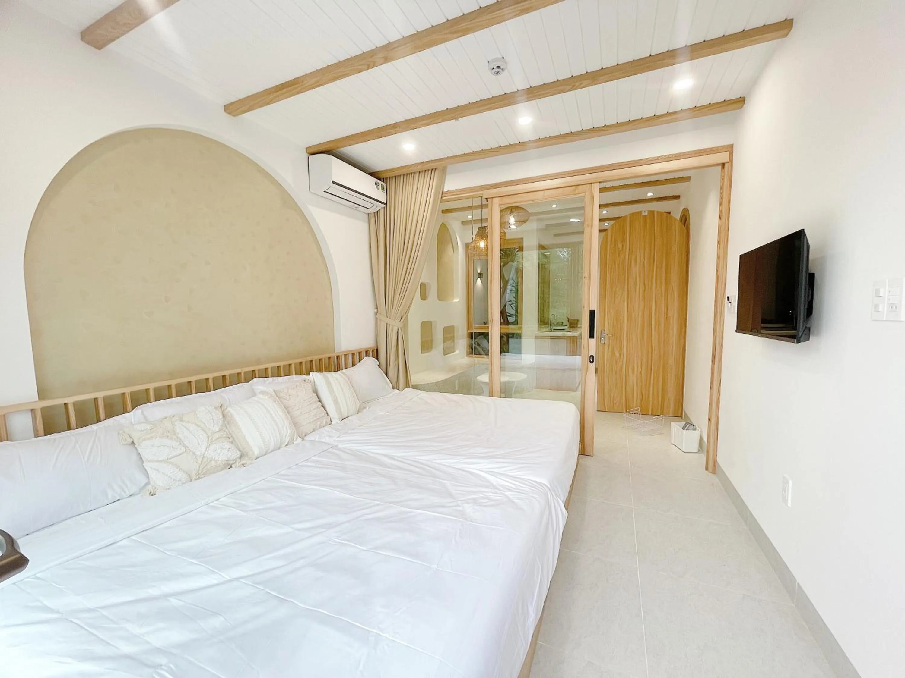 Bed in Baphu Beachwalk Apartment - 5 min walk to My Khe beach