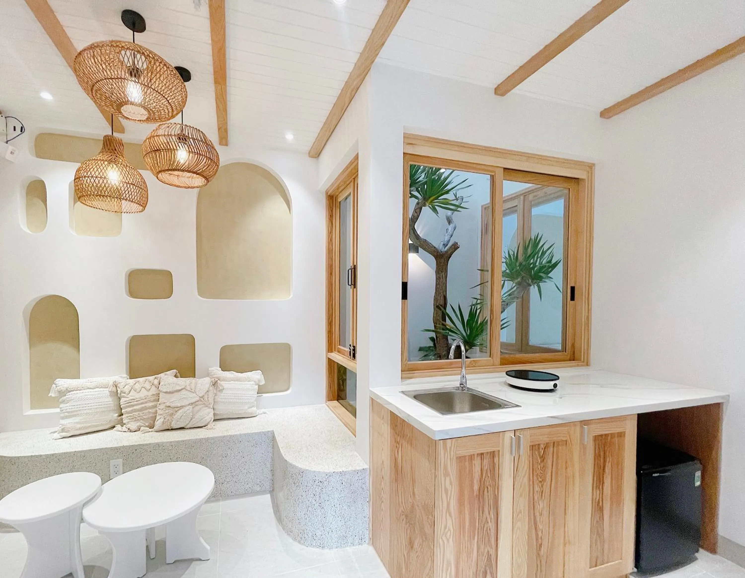 Seating area in Baphu Beachwalk Apartment - 5 min walk to My Khe beach