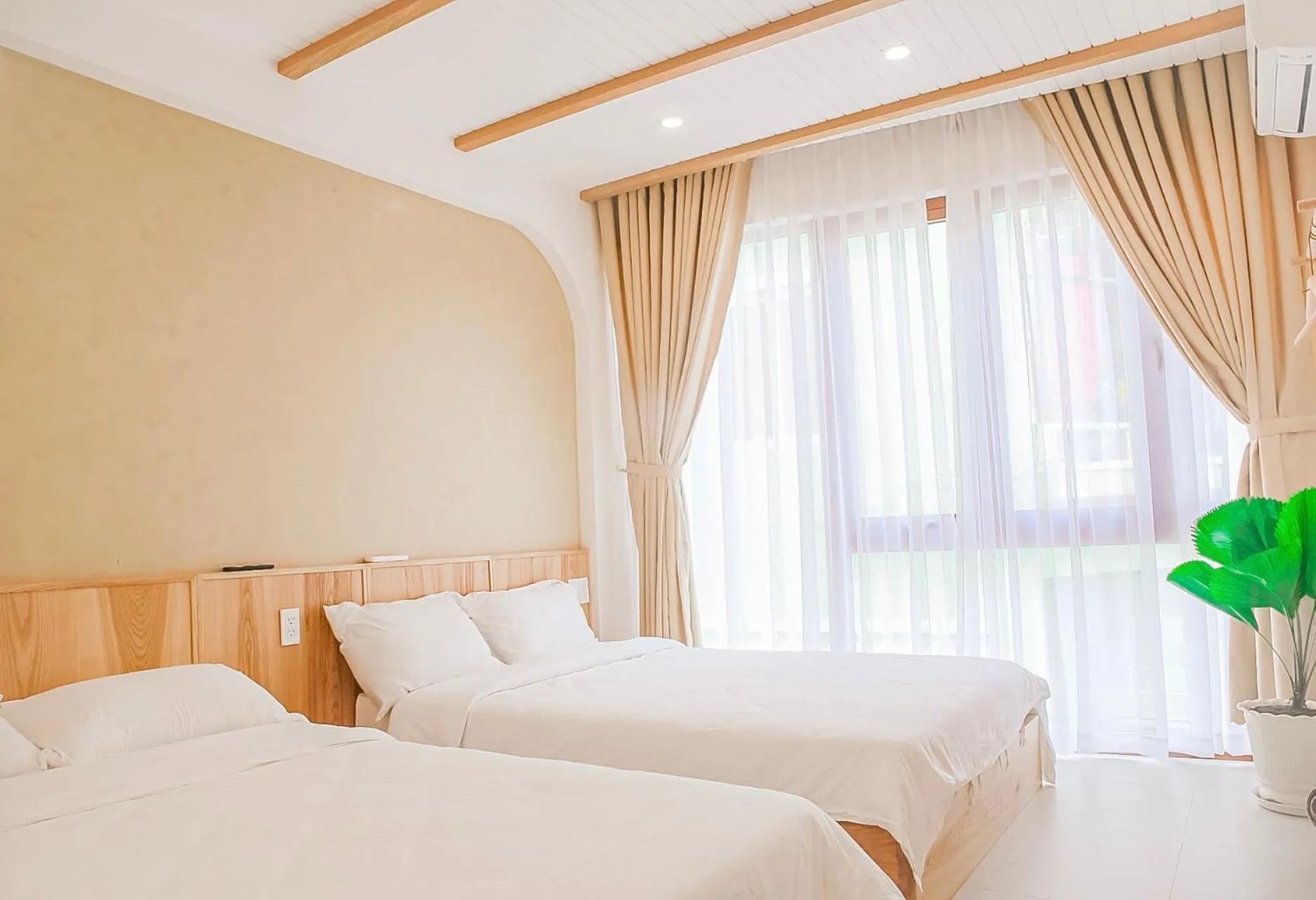 Bed in Baphu Beachwalk Apartment - 5 min walk to My Khe beach