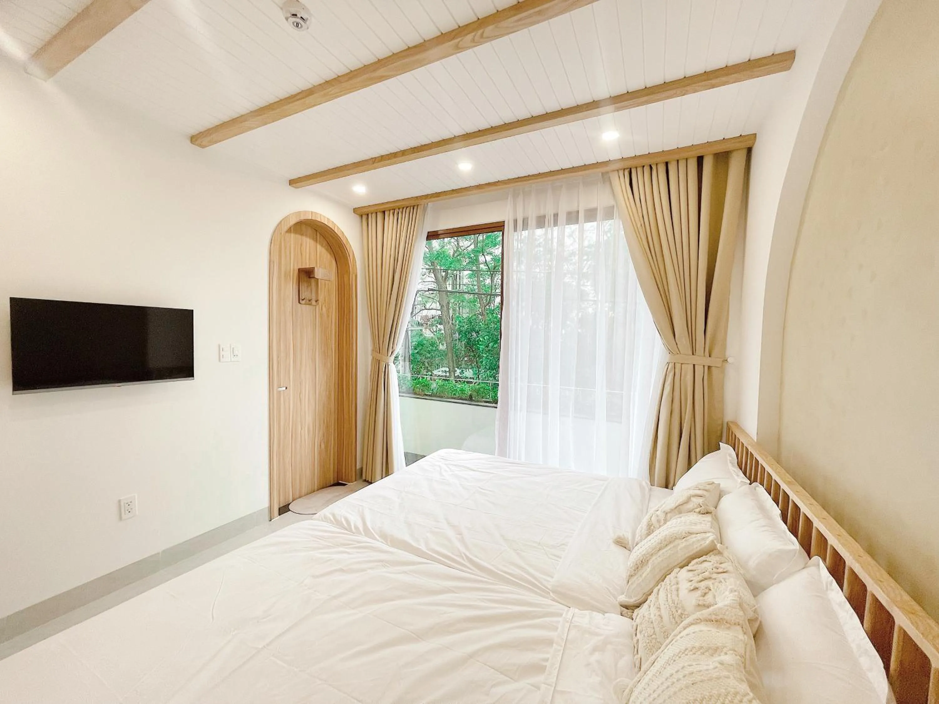 Bed in Baphu Beachwalk Apartment - 5 min walk to My Khe beach