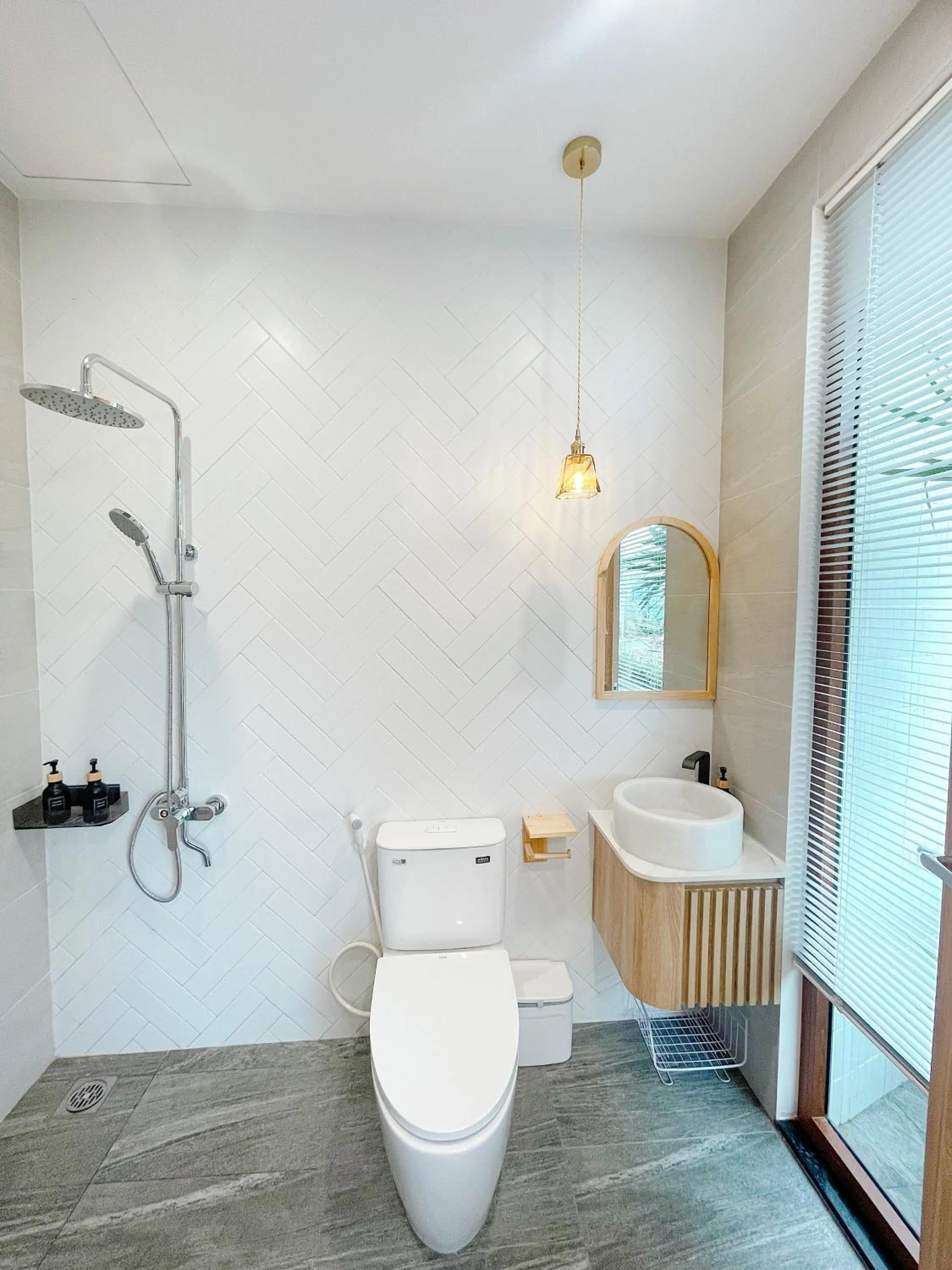 Shower in Baphu Beachwalk Apartment - 5 min walk to My Khe beach