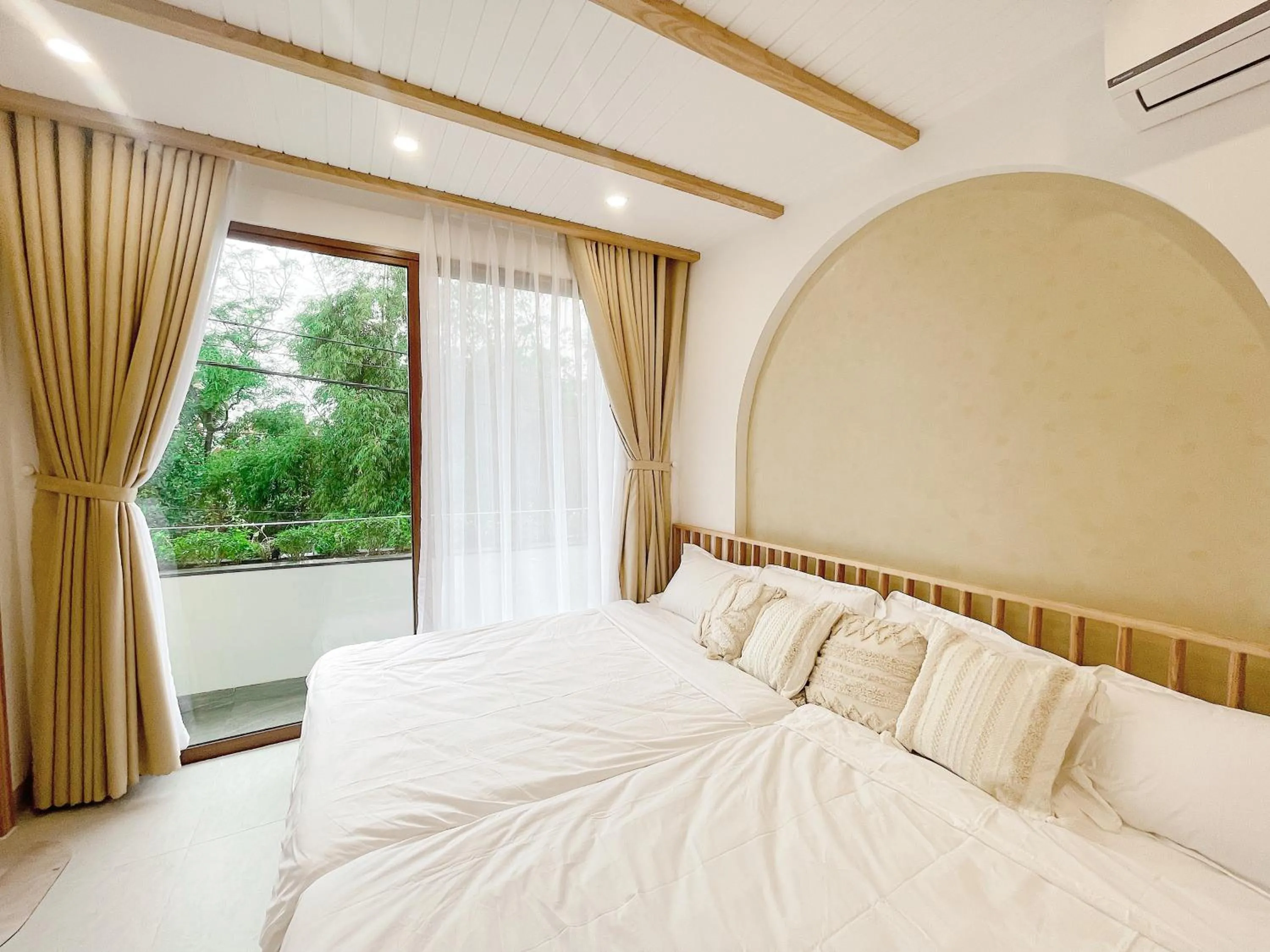 Bed in Baphu Beachwalk Apartment - 5 min walk to My Khe beach