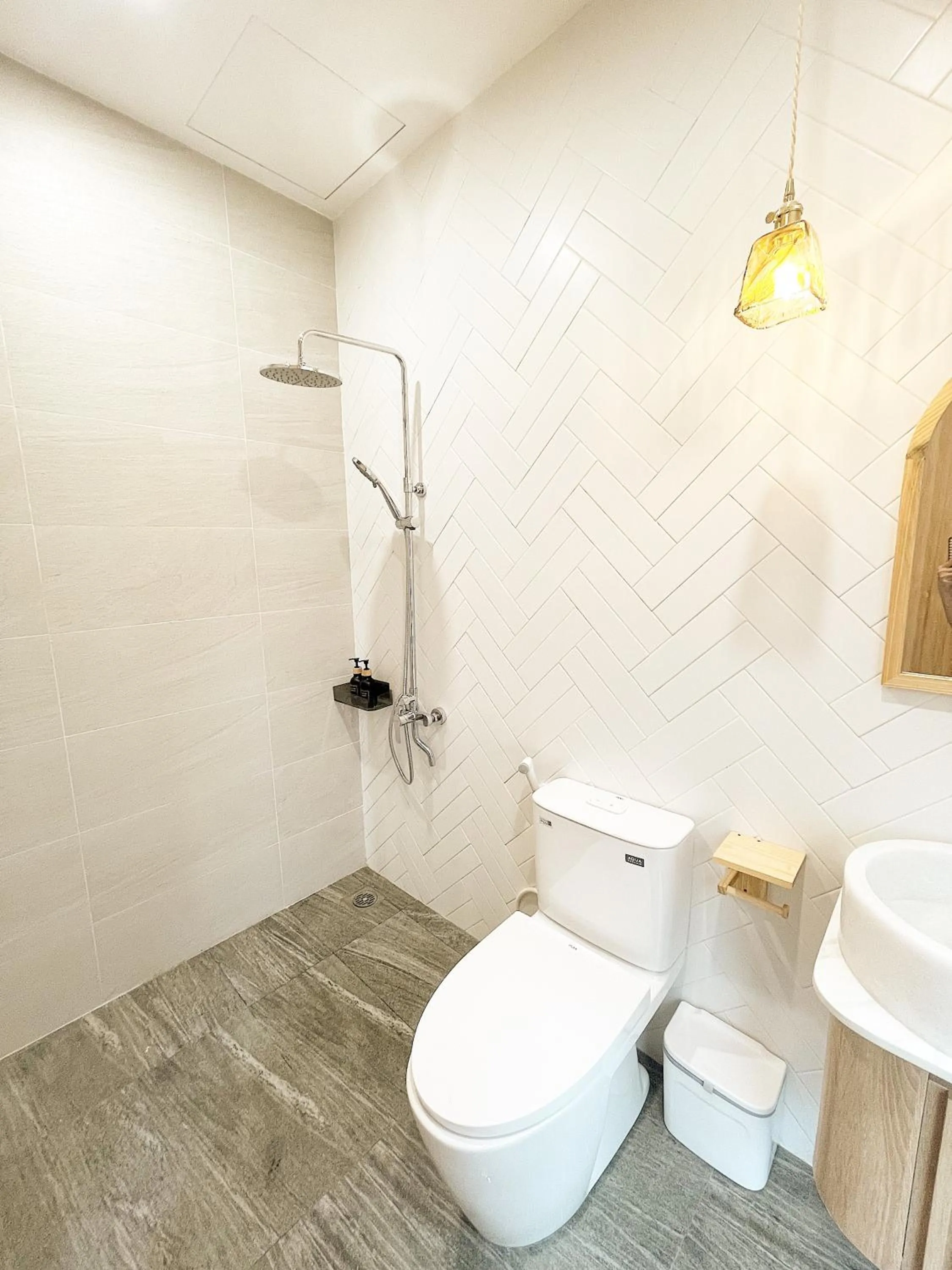 Shower in Baphu Beachwalk Apartment - 5 min walk to My Khe beach