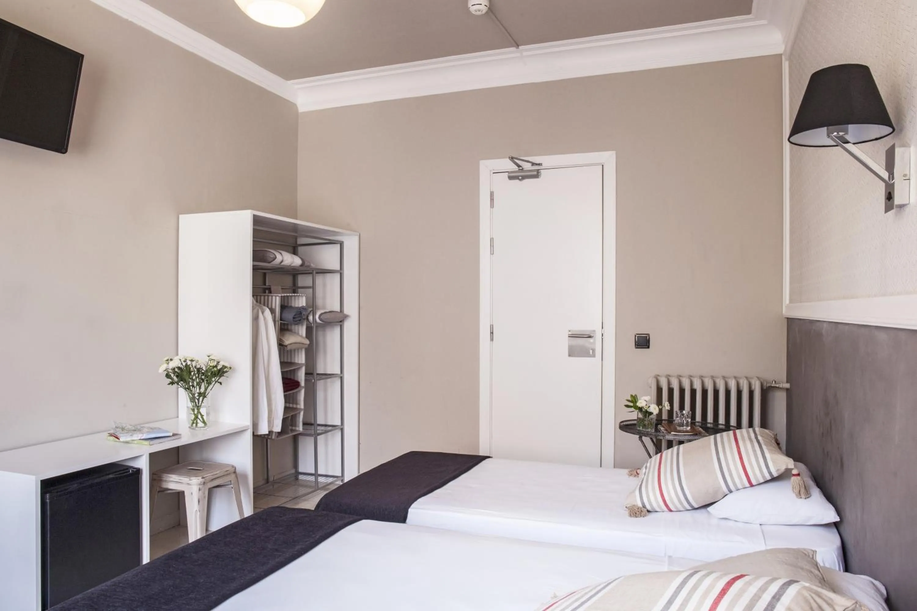 Photo of the whole room, Bed in AinB B&B Eixample-Muntaner