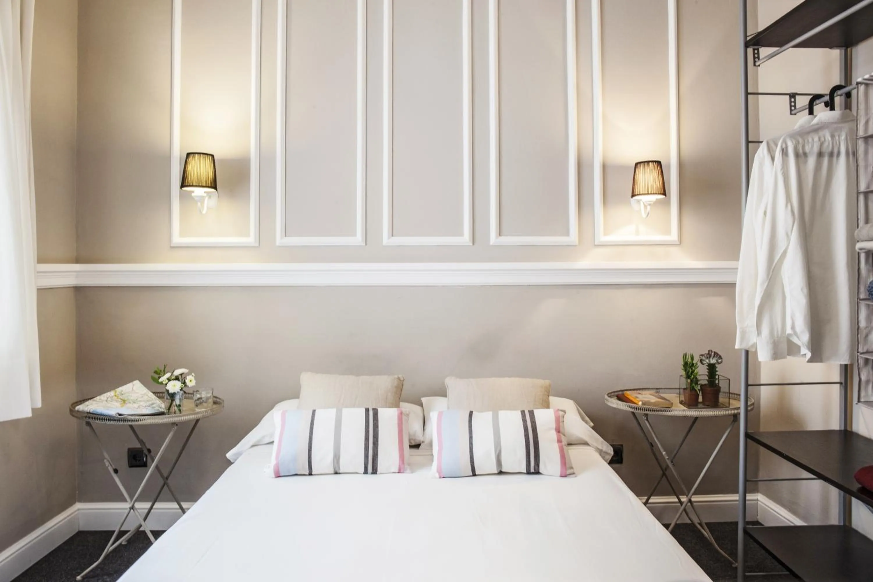 Photo of the whole room, Bed in AinB B&B Eixample-Muntaner