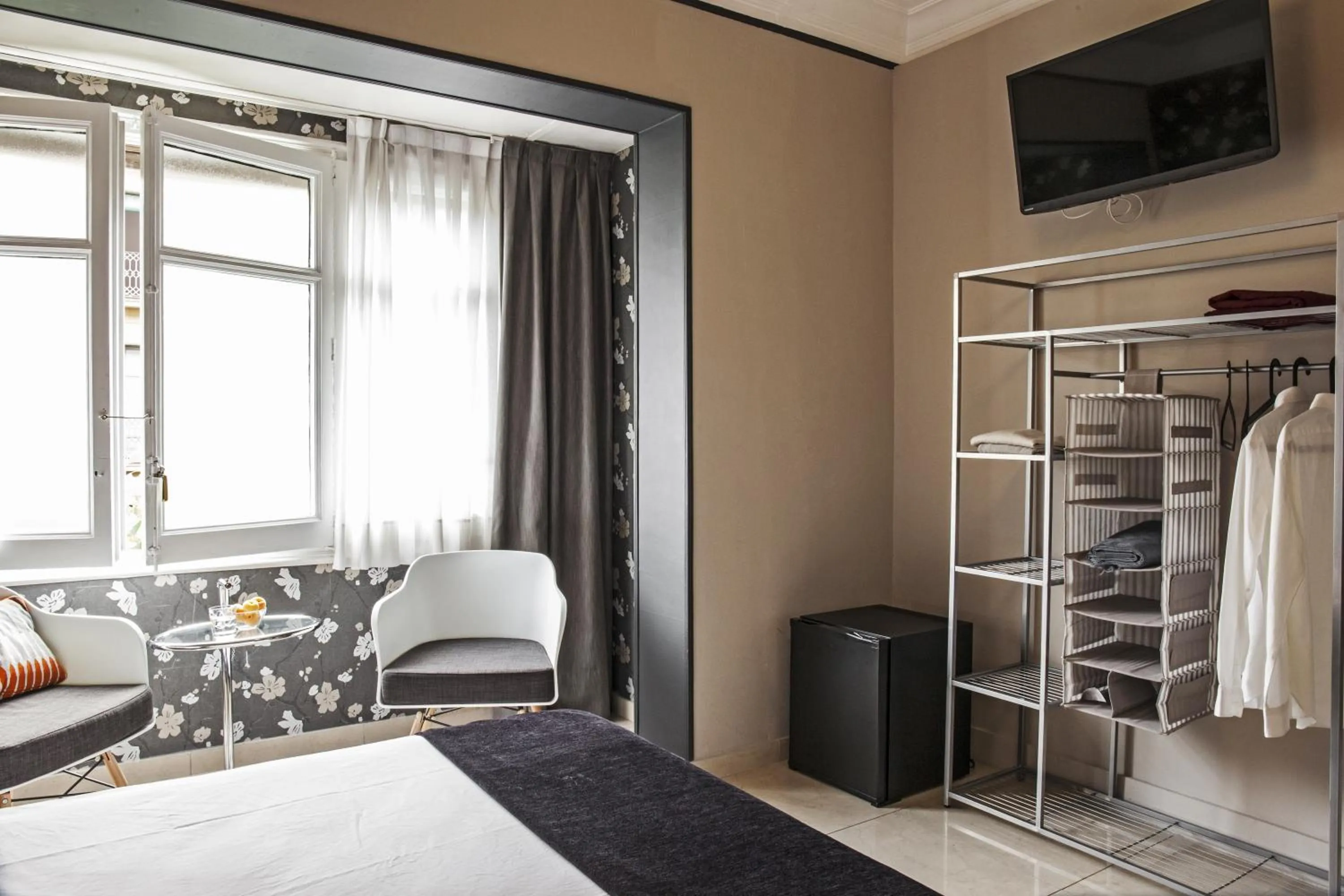 Photo of the whole room, Bed in AinB B&B Eixample-Muntaner