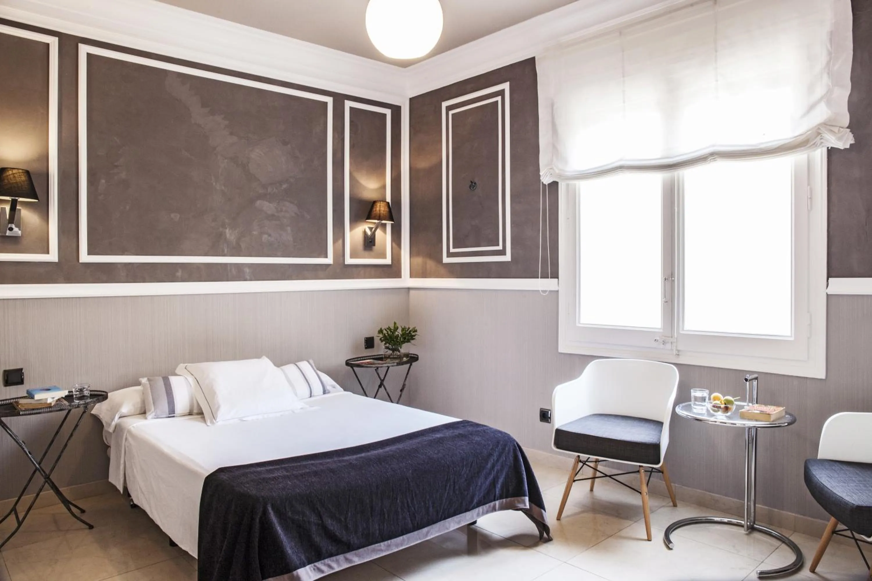 Photo of the whole room, Bed in AinB B&B Eixample-Muntaner