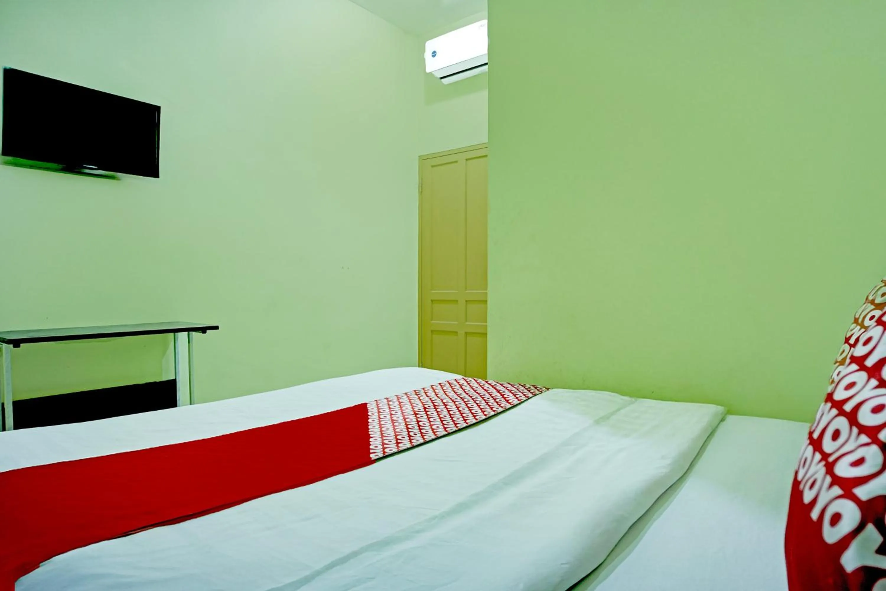 Bedroom, Bed in Hotel O Parapat Near Dermaga Ajibata Formerly Pudan Residence 2