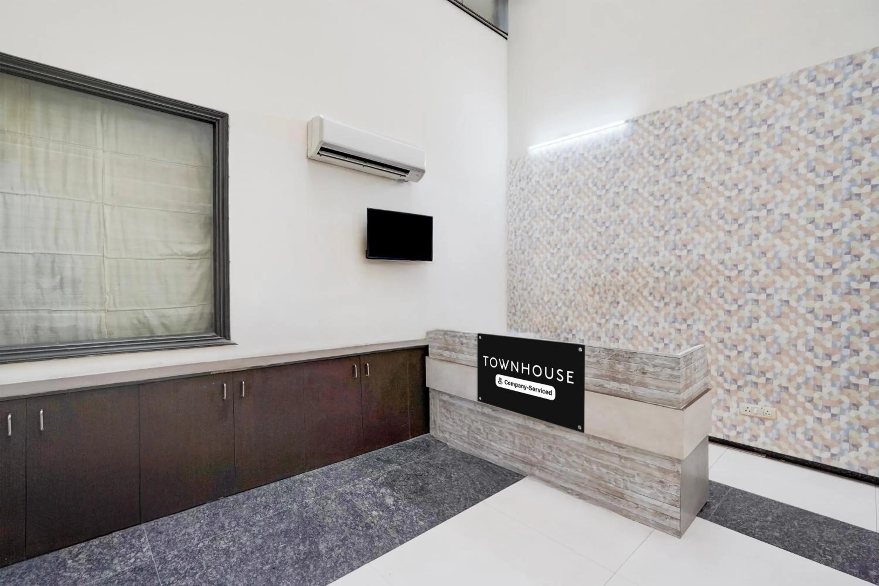 Lobby or reception, Bed in Super Townhouse Sector 51 Noida Near Metro Station