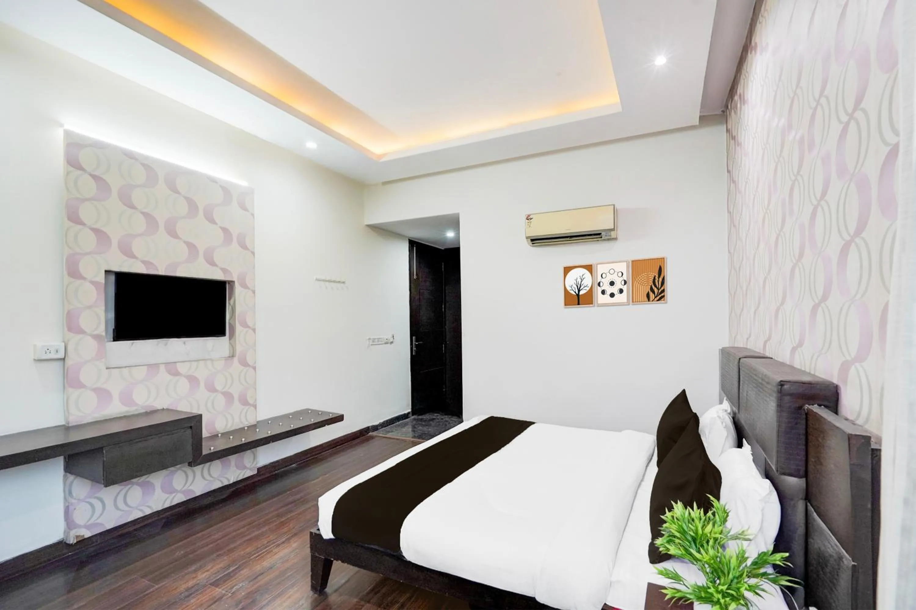 Bedroom, Bed in Super Townhouse Sector 51 Noida Near Metro Station