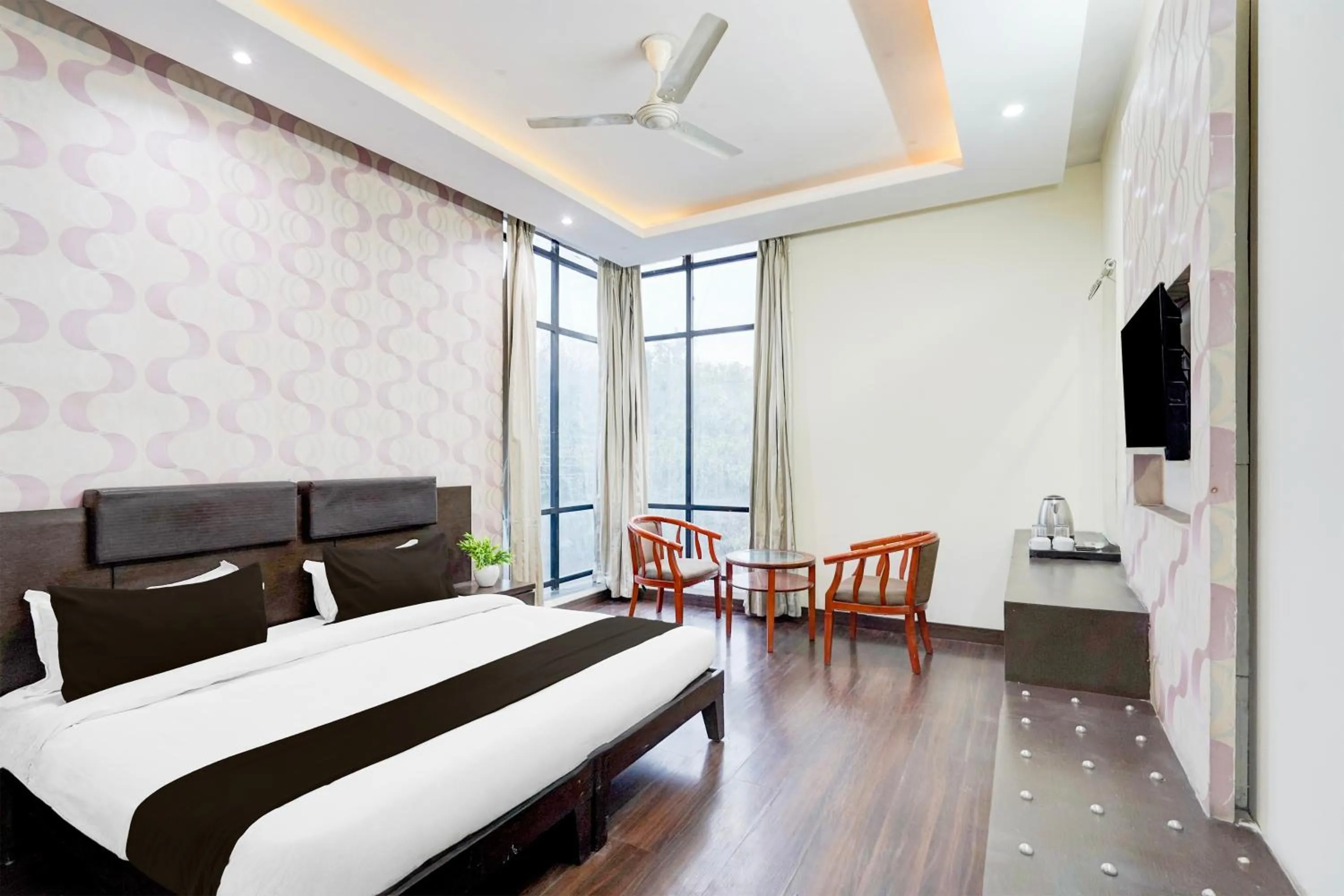 Bedroom, Bed in Super Townhouse Sector 51 Noida Near Metro Station