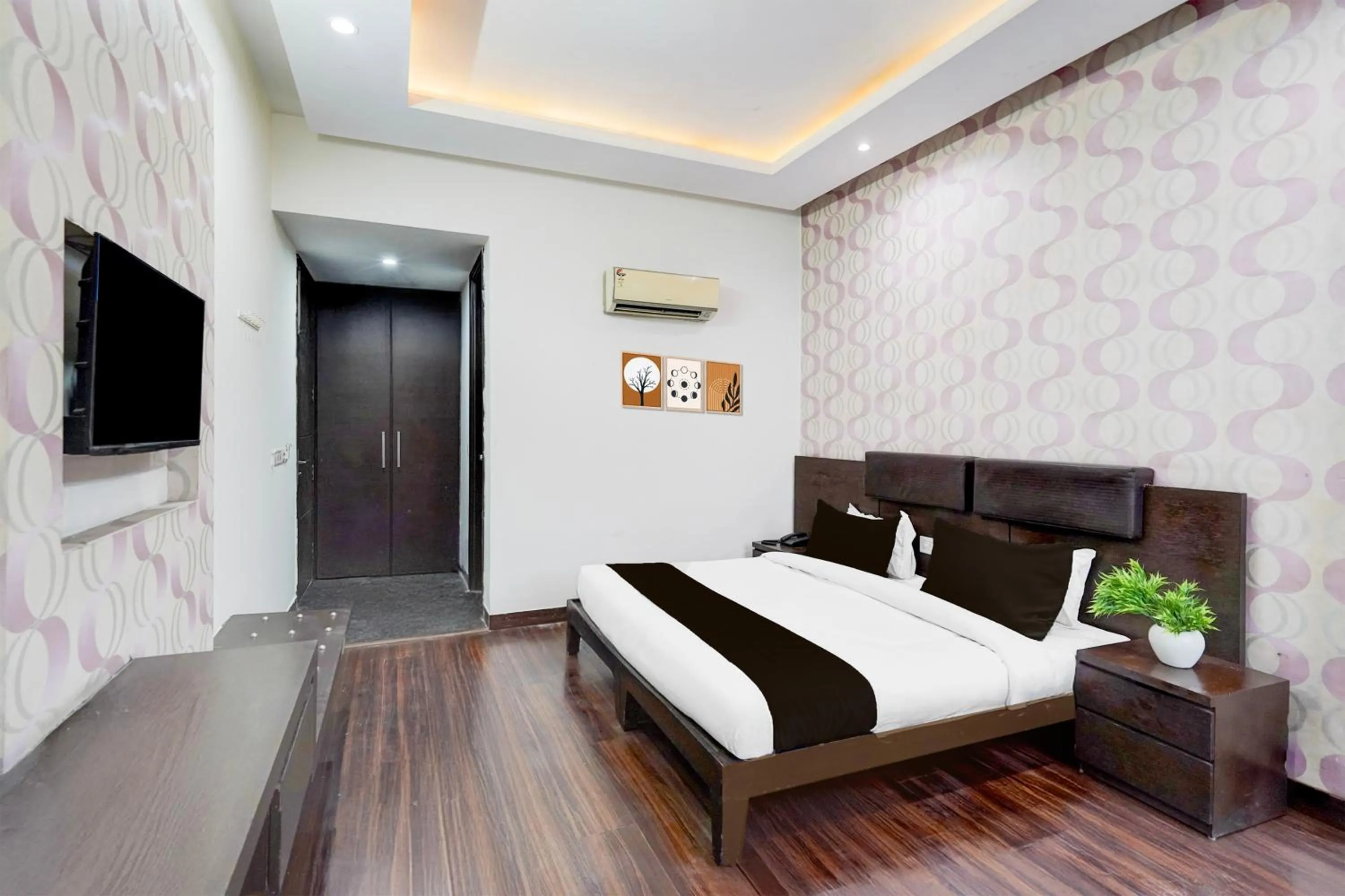 Bedroom, Bed in Super Townhouse Sector 51 Noida Near Metro Station