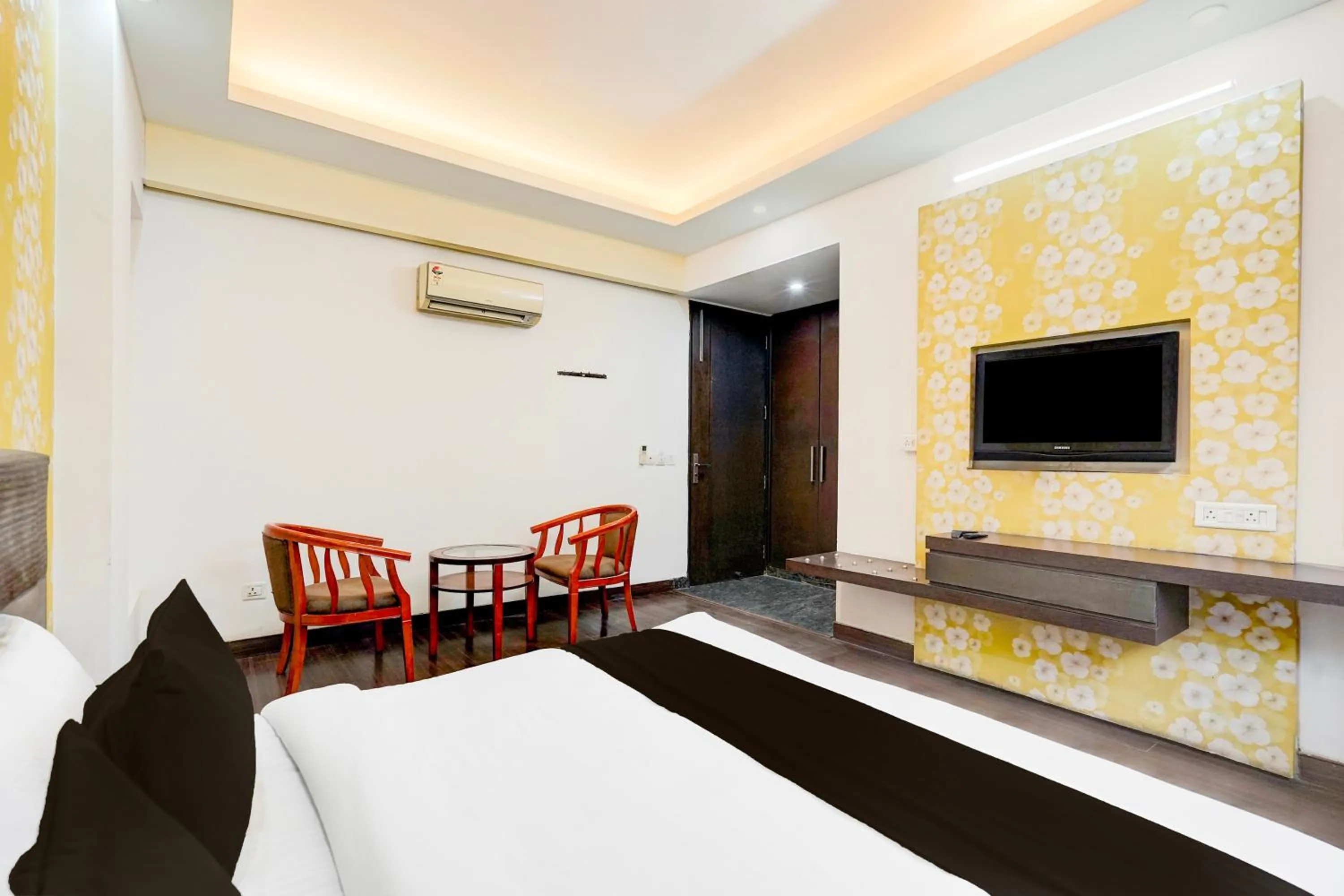 Bedroom, Bed in Super Townhouse Sector 51 Noida Near Metro Station