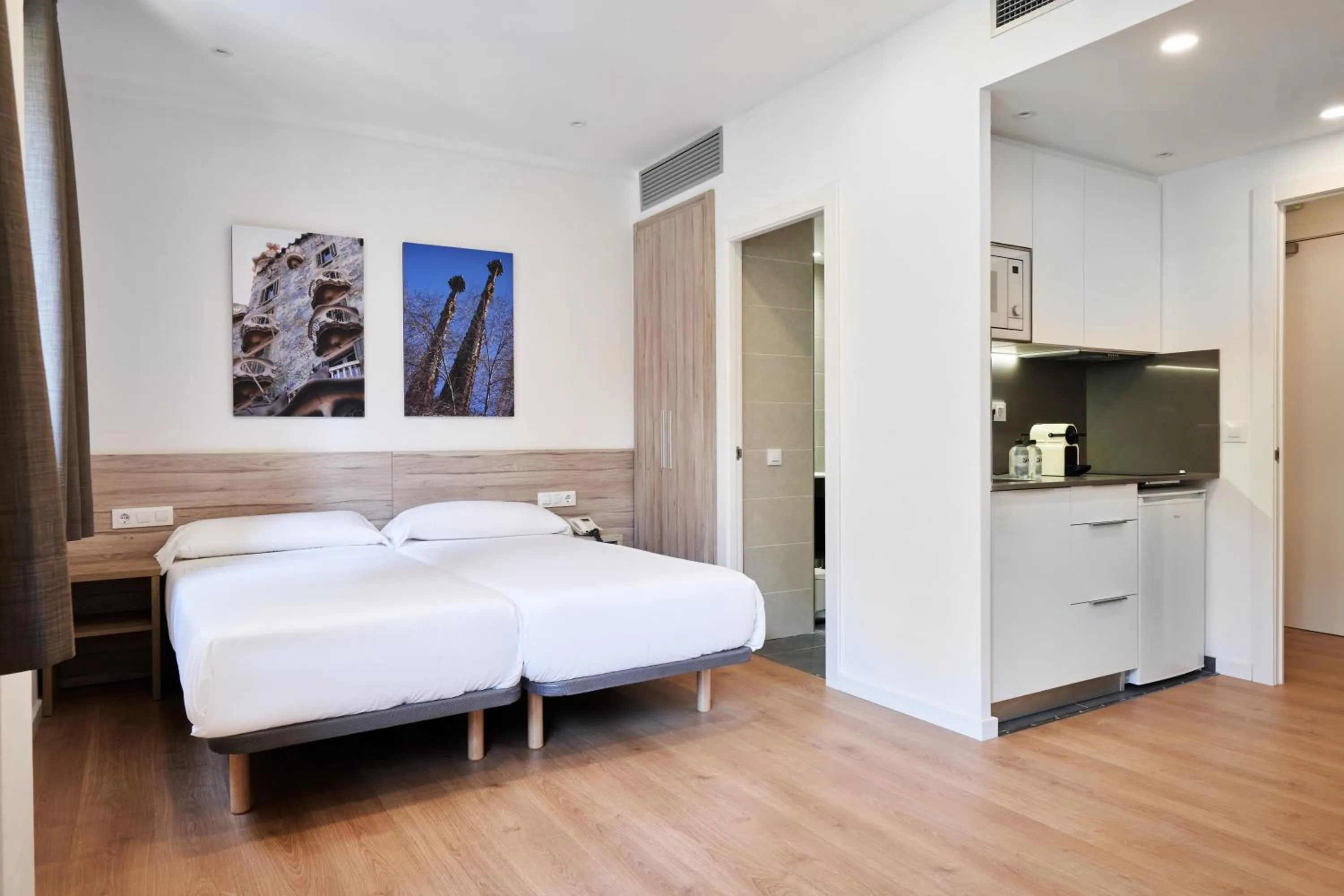 Kitchen or kitchenette, Bed in Aparthotel Augusta