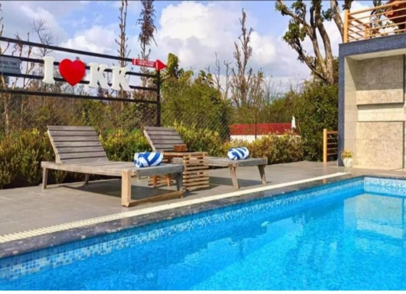 Swimming pool in KK Jungle View Resort - Jim Corbett