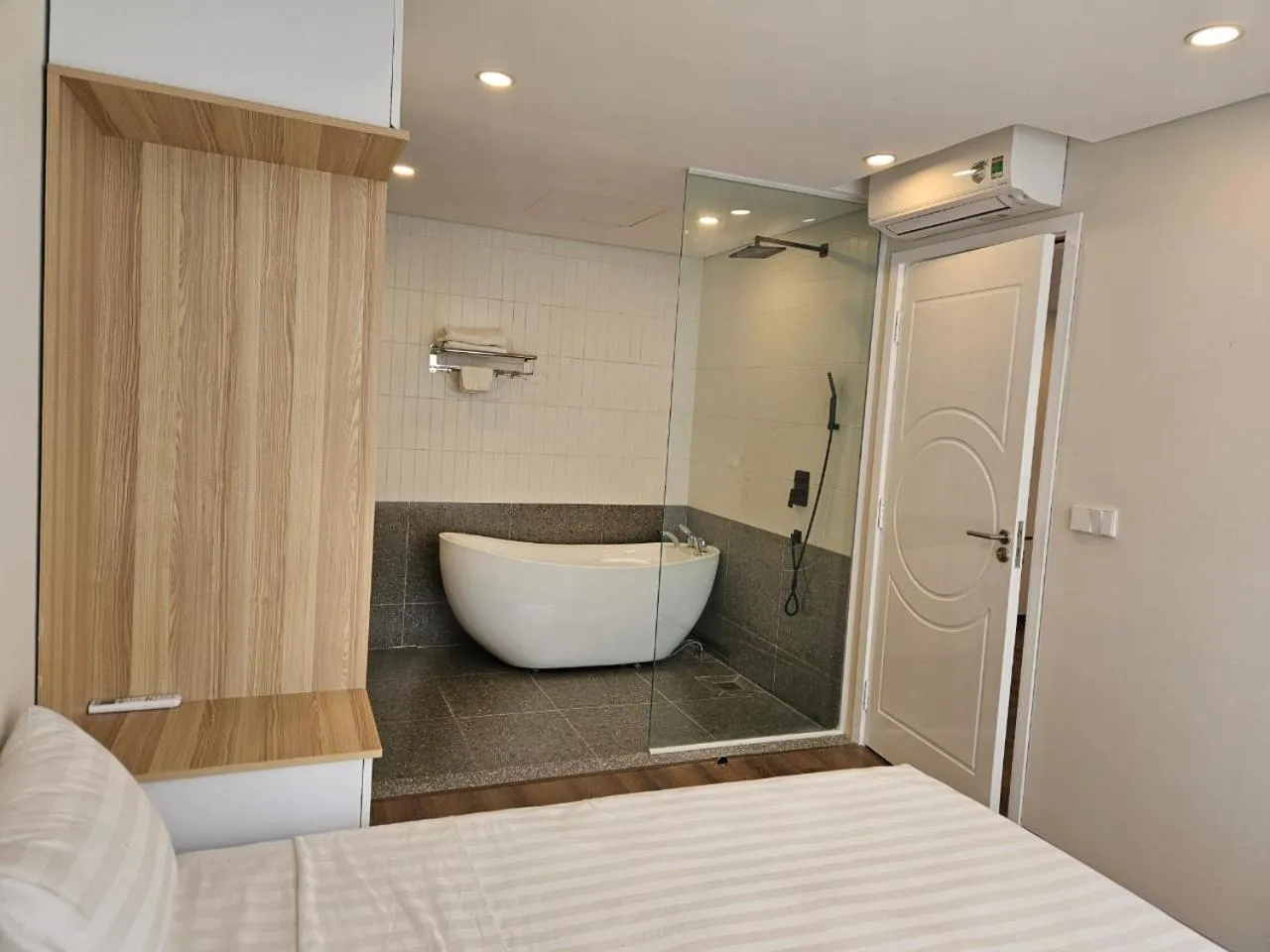 Shower, Bed in Ruby Serviced Apartment Phan Ke Binh