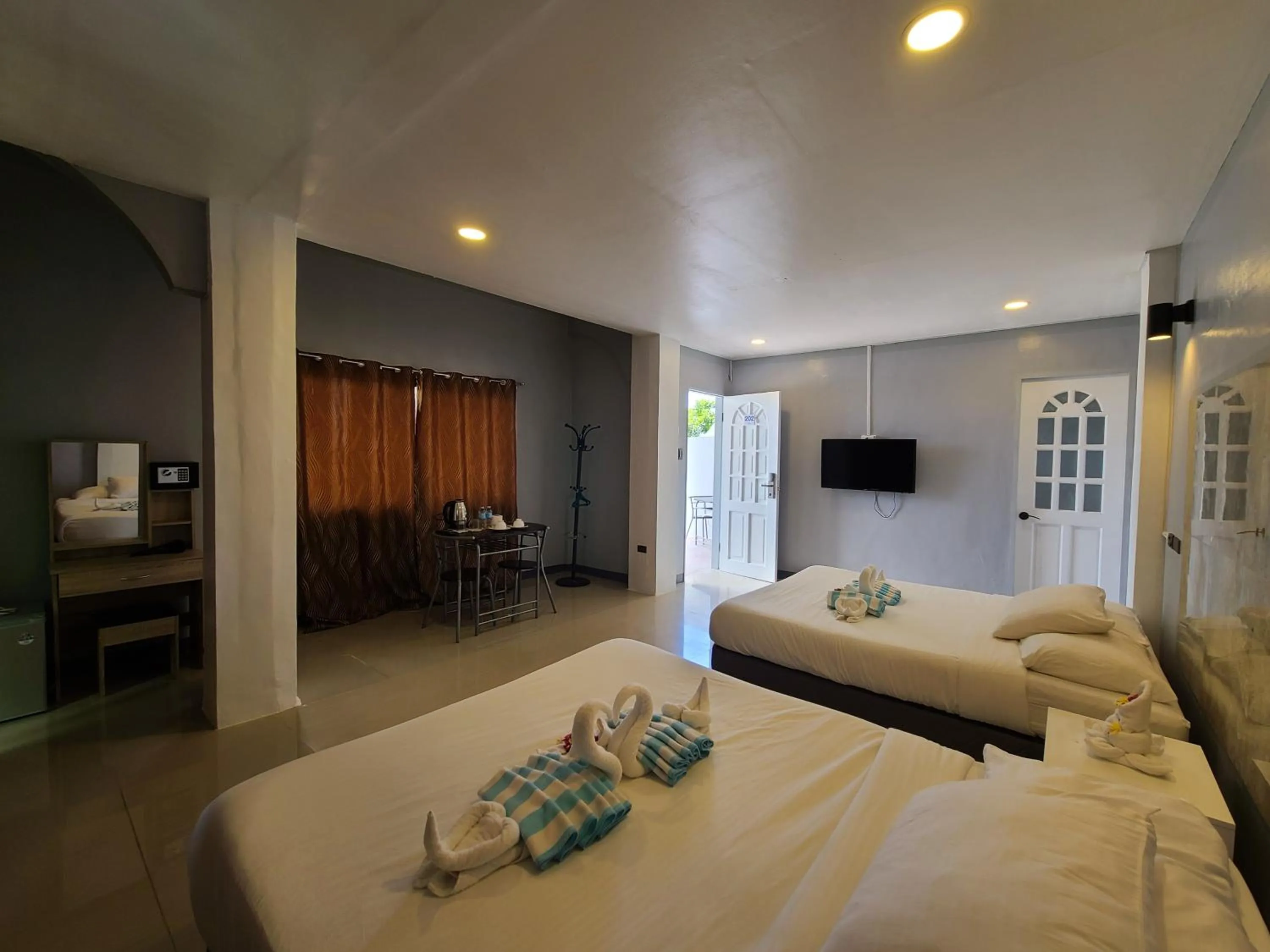 Photo of the whole room, Bed in 버진 아일랜드 리조트 Virgin Island Resort Restaurant & Spa