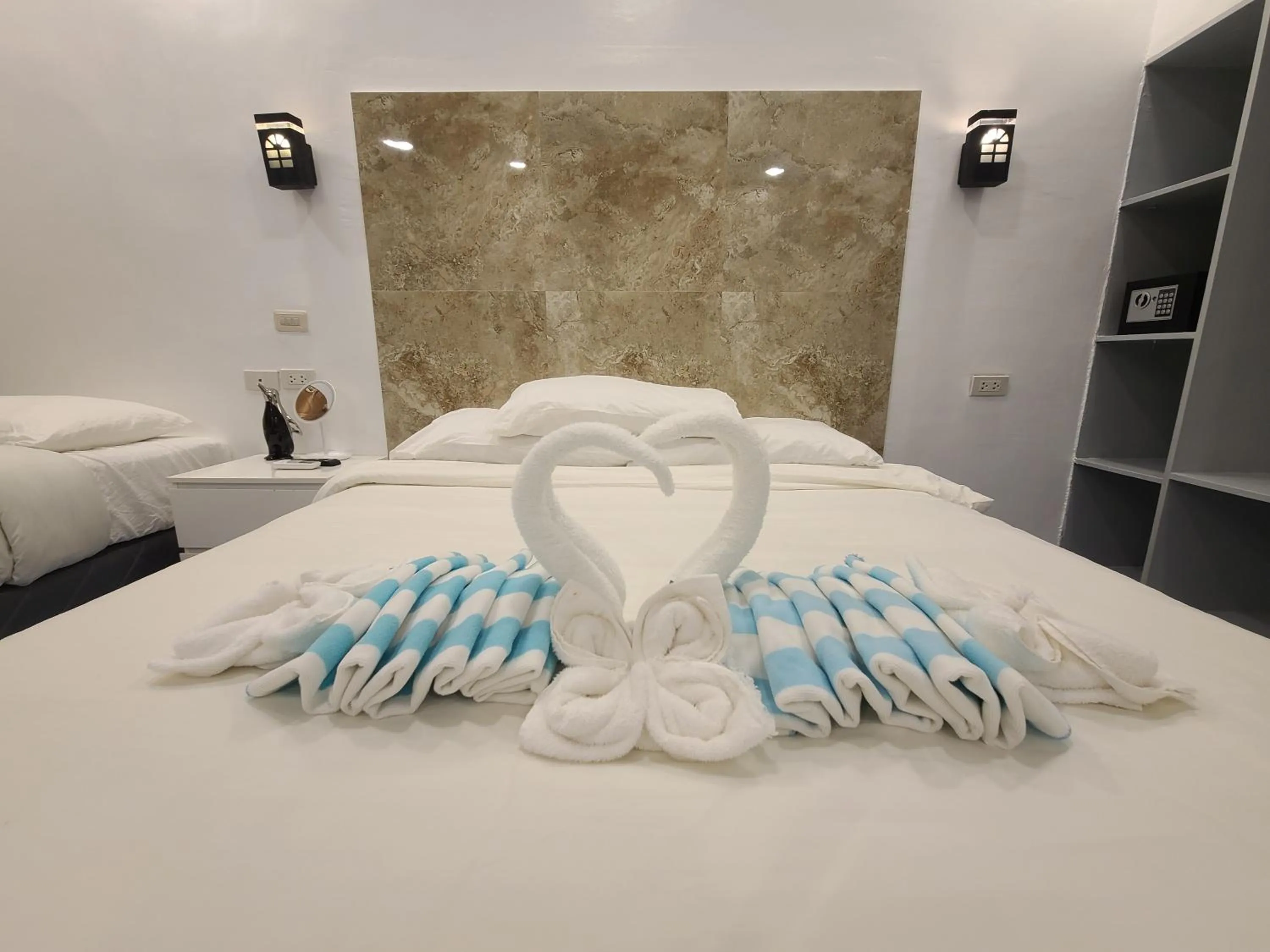 Bed in 버진 아일랜드 리조트 Virgin Island Resort Restaurant & Spa