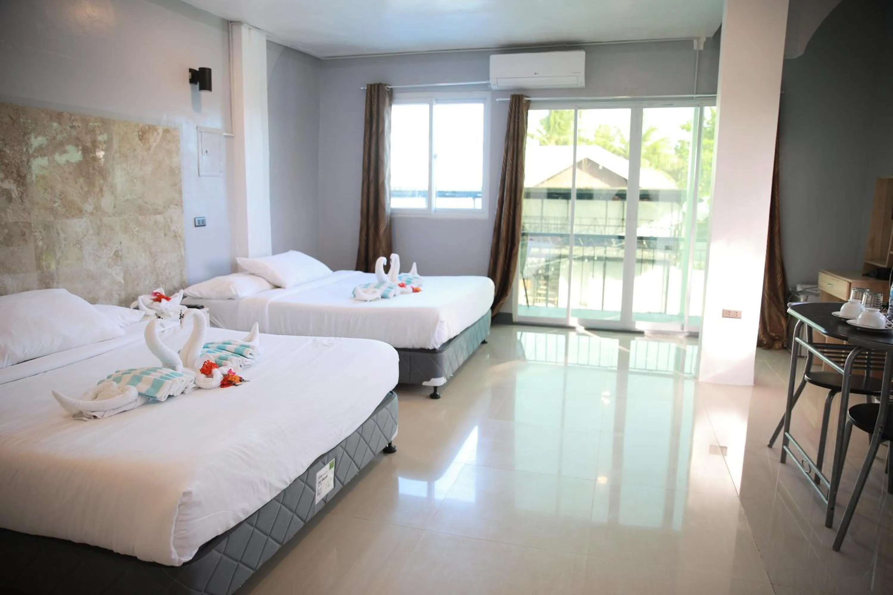 Bed in 버진 아일랜드 리조트 Virgin Island Resort Restaurant & Spa