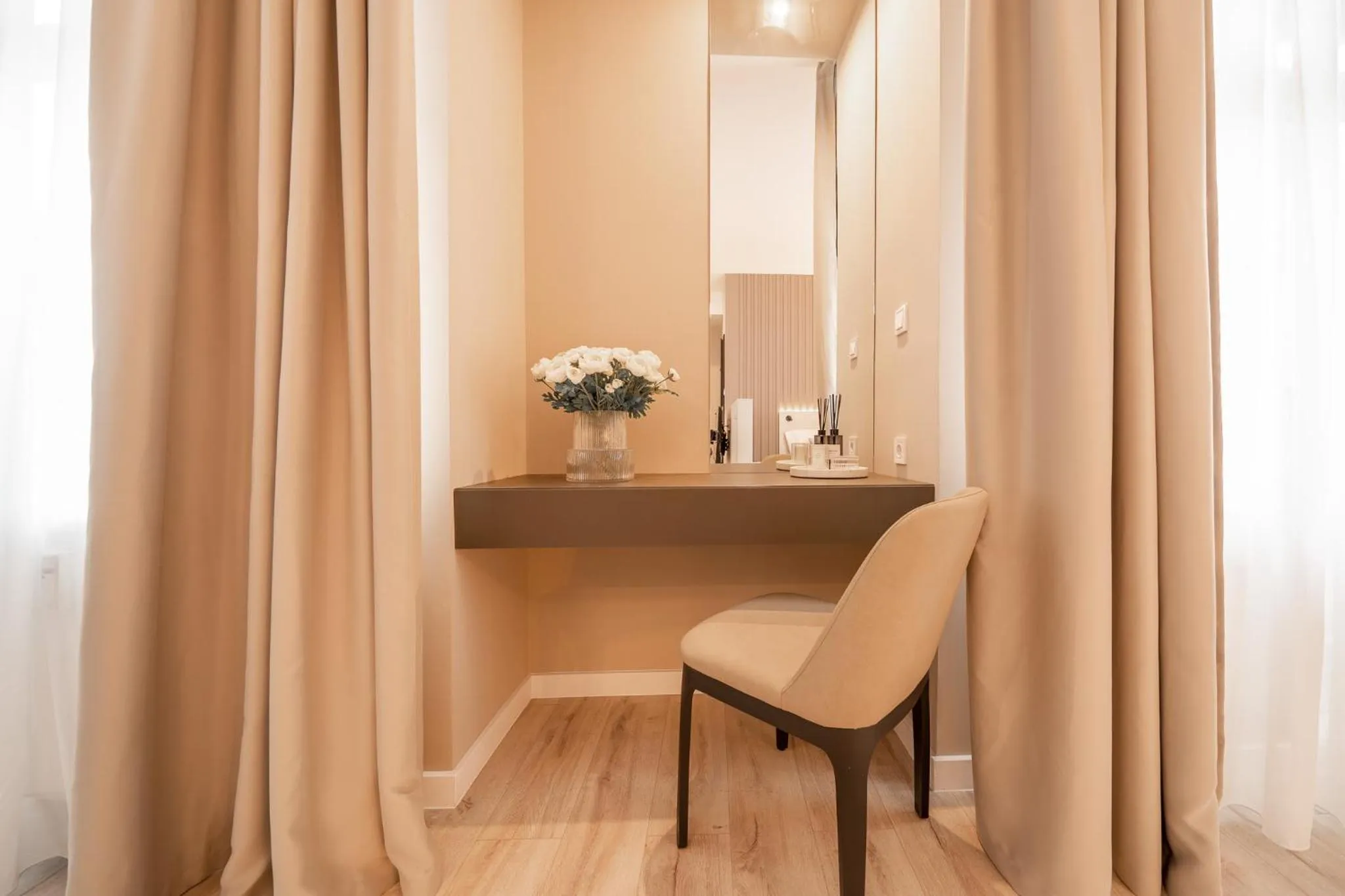 Seating area in Karoly Boutique Suites, Best Location by BQA