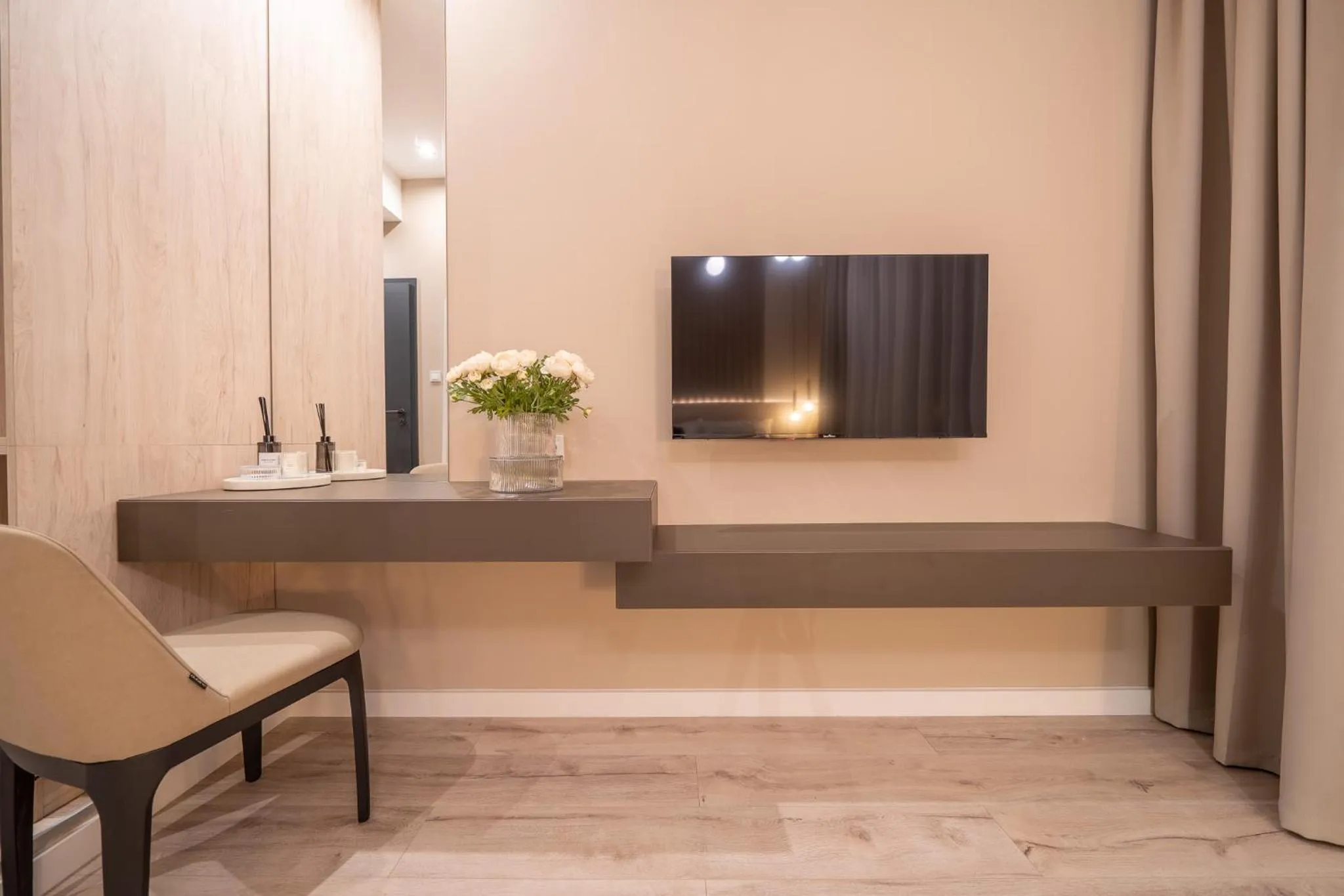 TV and multimedia in Karoly Boutique Suites, Best Location by BQA