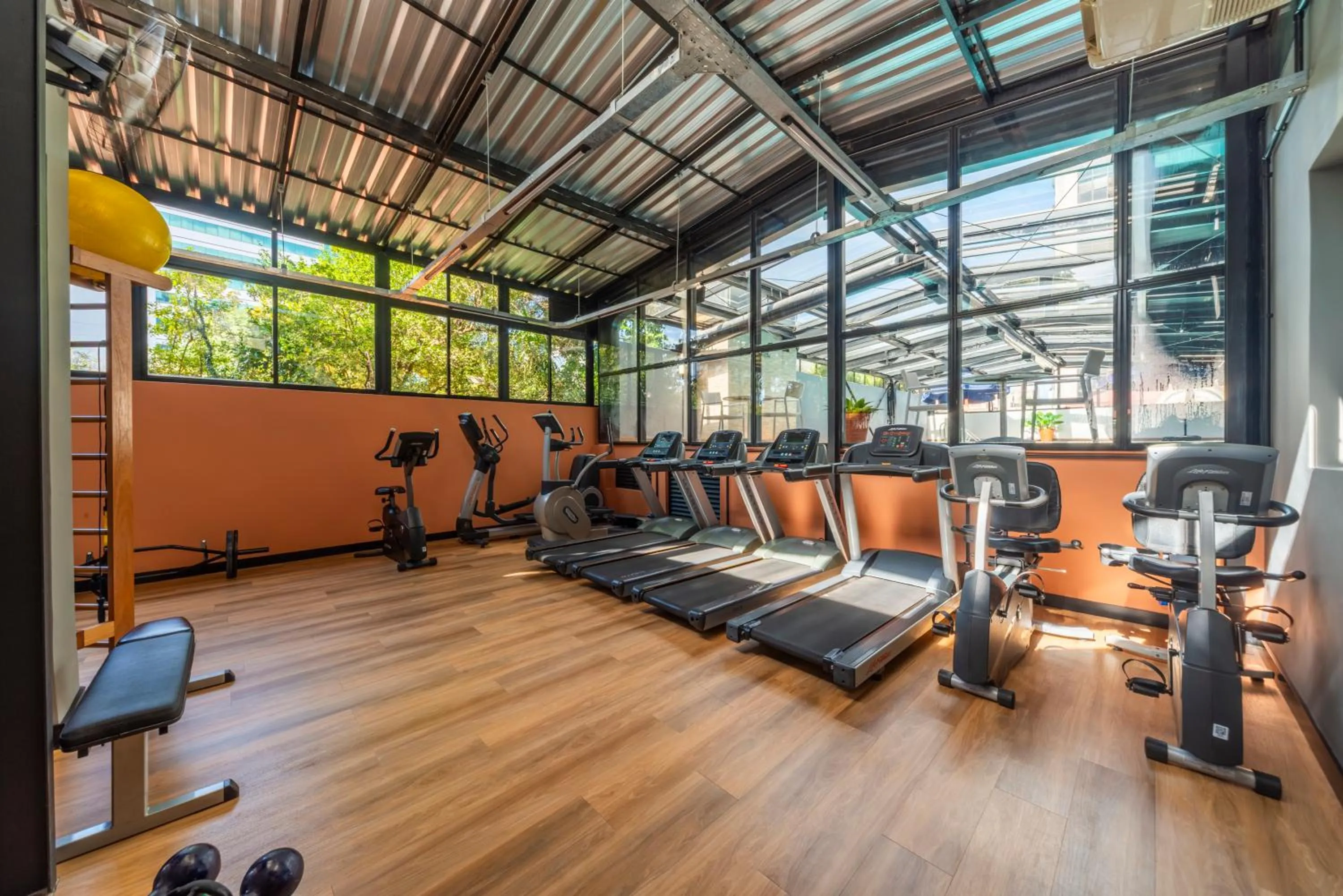 Fitness centre/facilities in Manhattan Porto Alegre by Mercure - 5 minutos do Hospital Moinhos de Vento