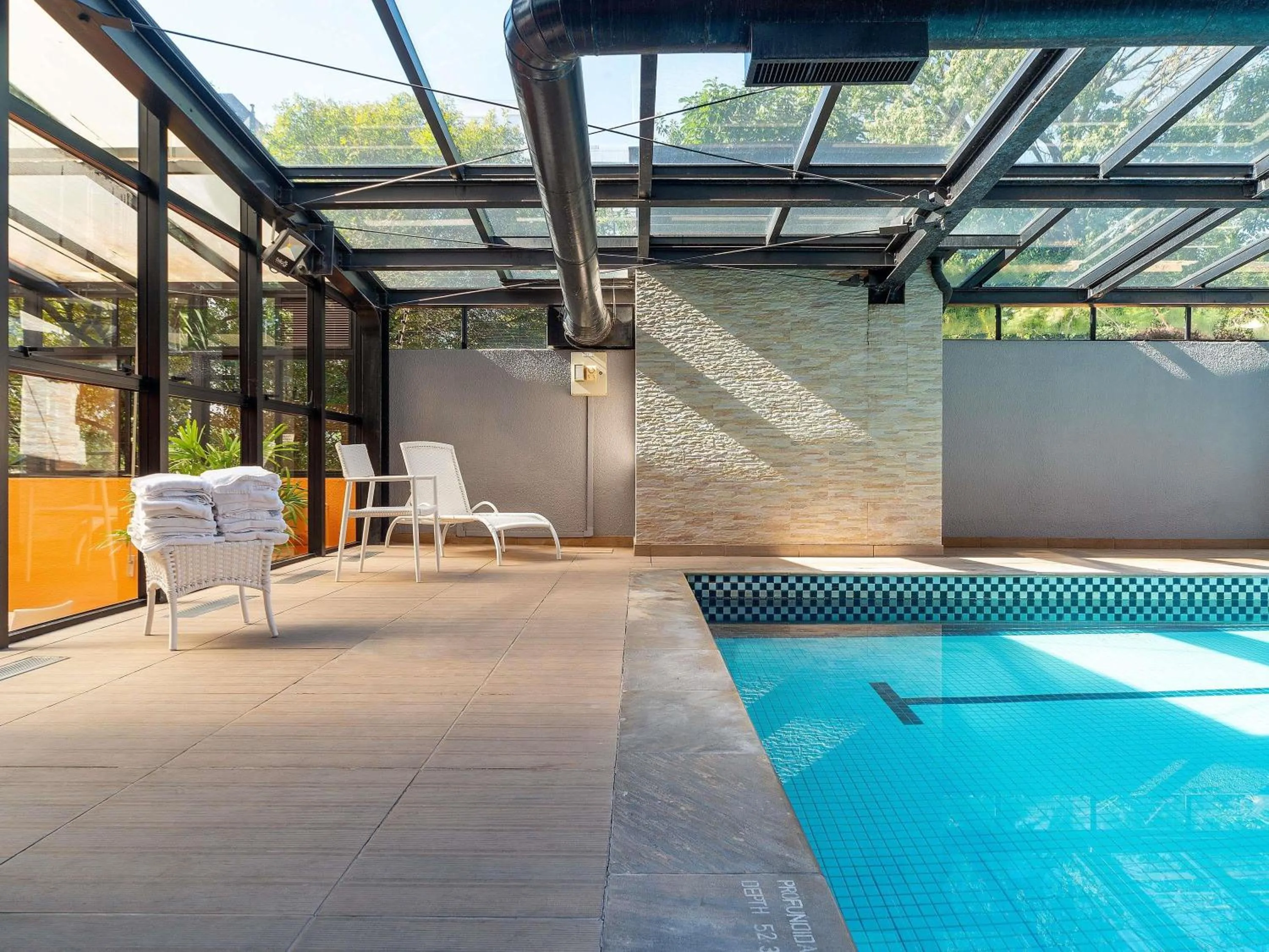 Pool view in Manhattan Porto Alegre by Mercure - 5 minutos do Hospital Moinhos de Vento