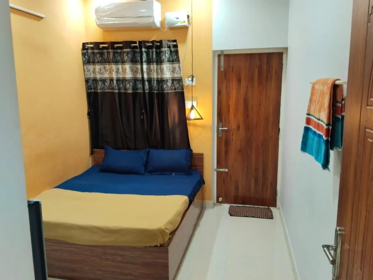 Bed in ASSHAPPYSTAYINN HOTEL