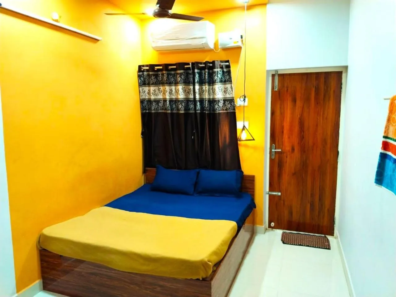 Bed in ASSHAPPYSTAYINN HOTEL