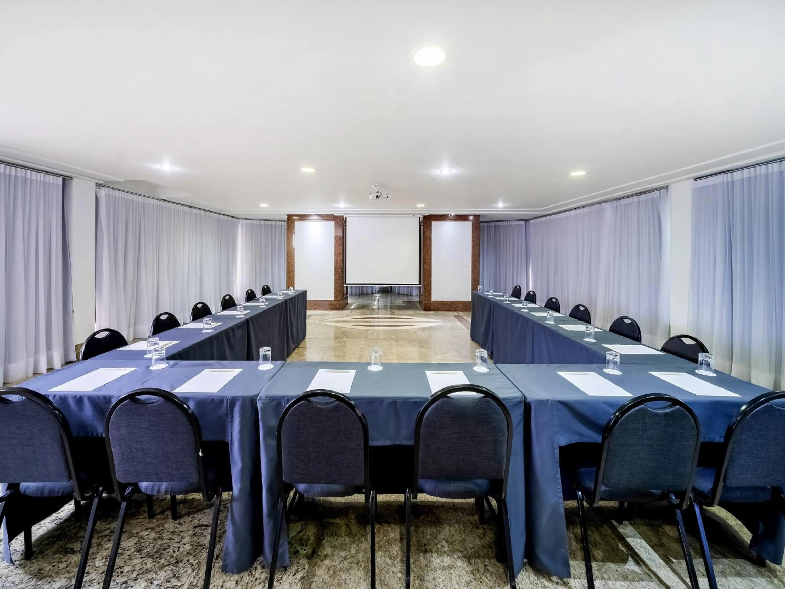 Meeting/conference room in Grand Mercure Brasilia Eixo Monumental