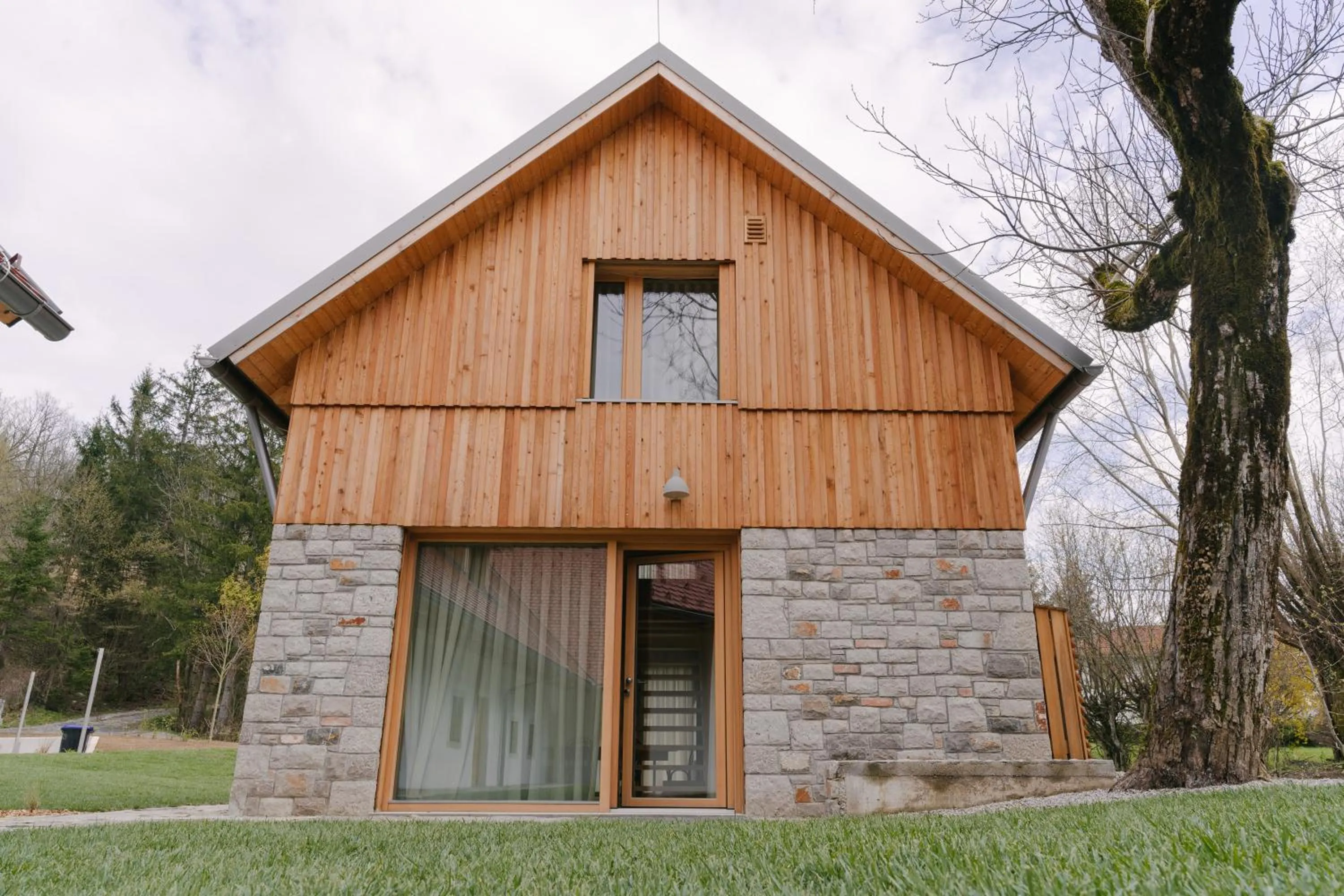 Facade/entrance in PIRA HOTEL