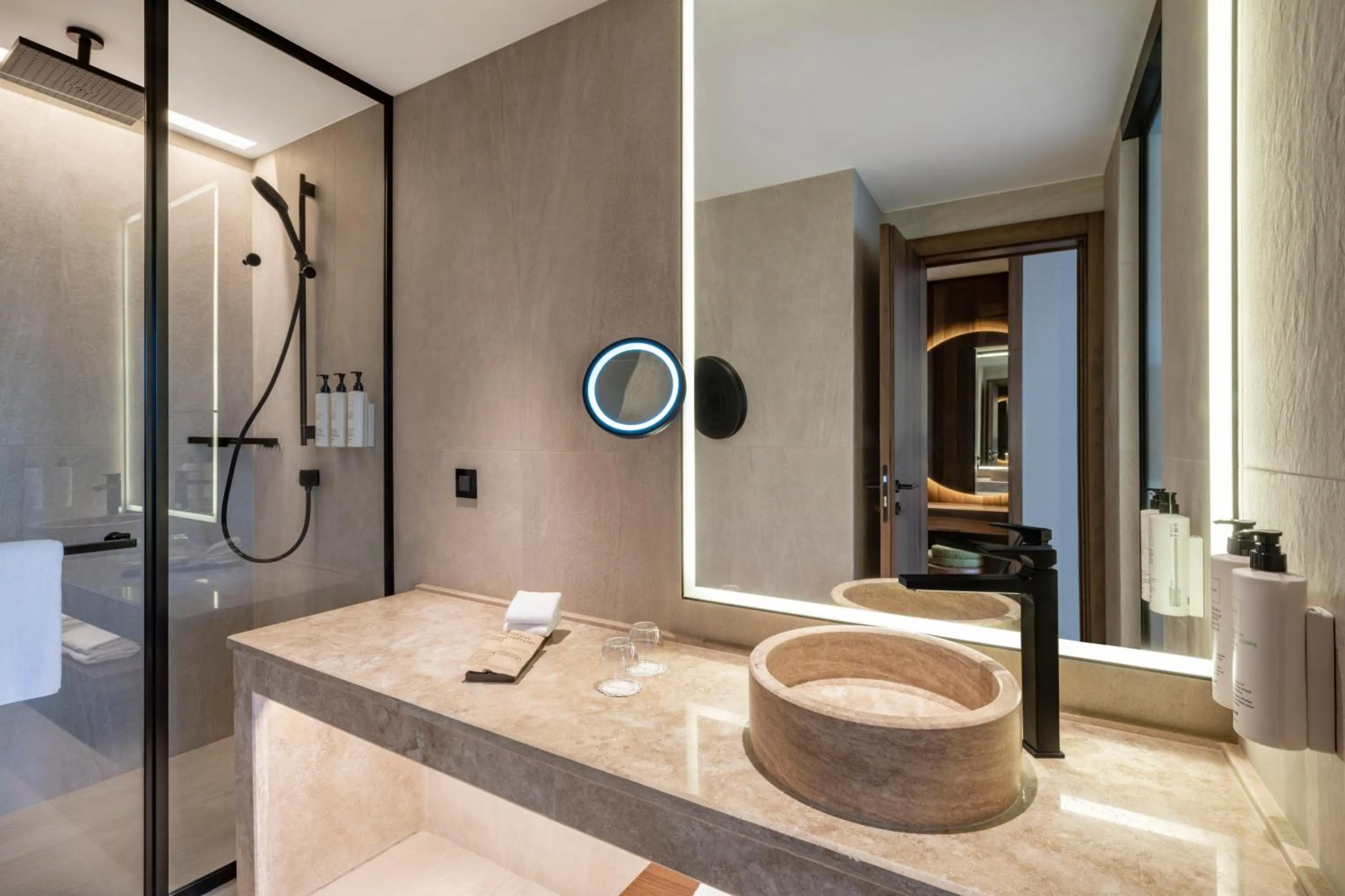 Shower in Swissôtel Tbilisi