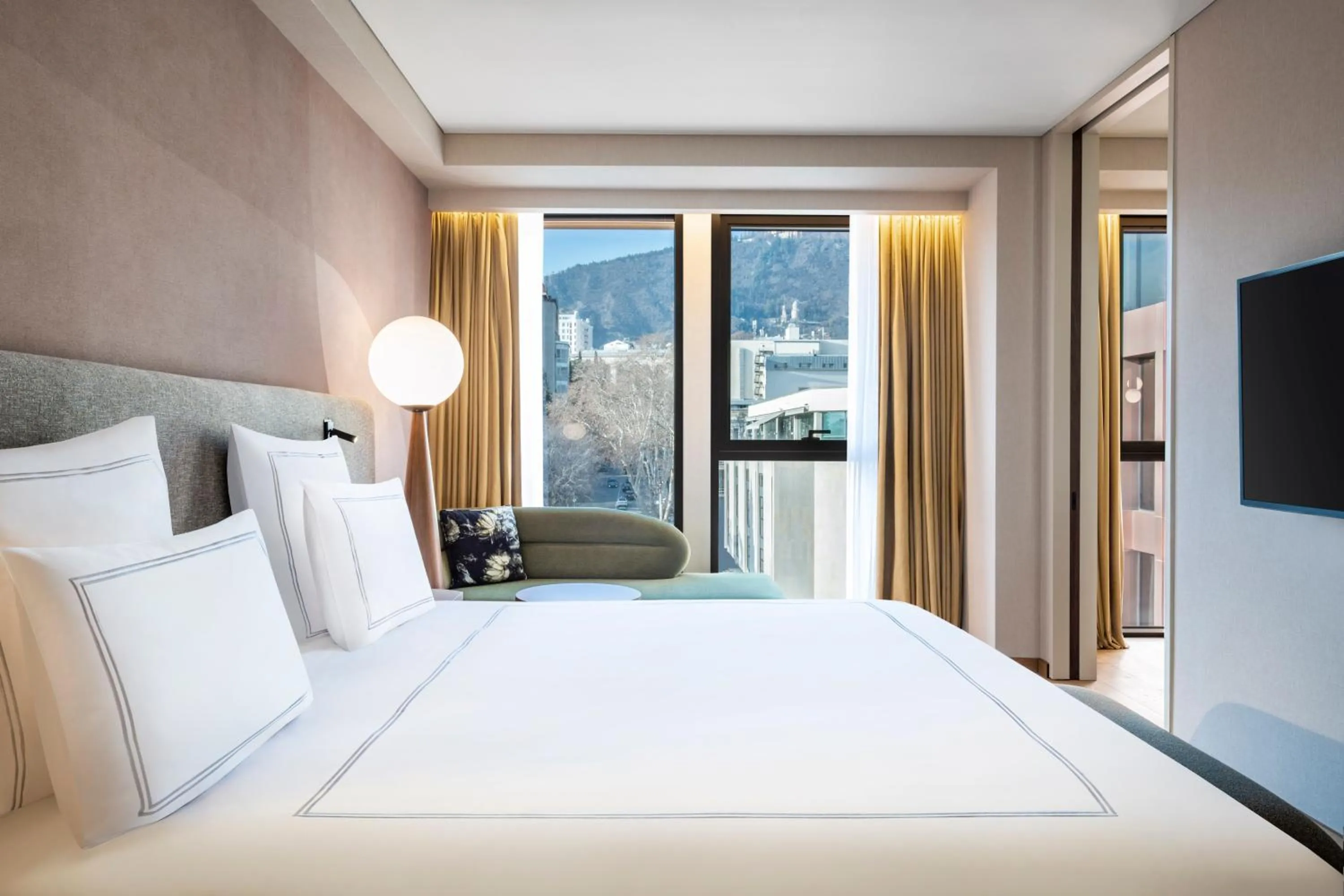 Bed in Swissôtel Tbilisi