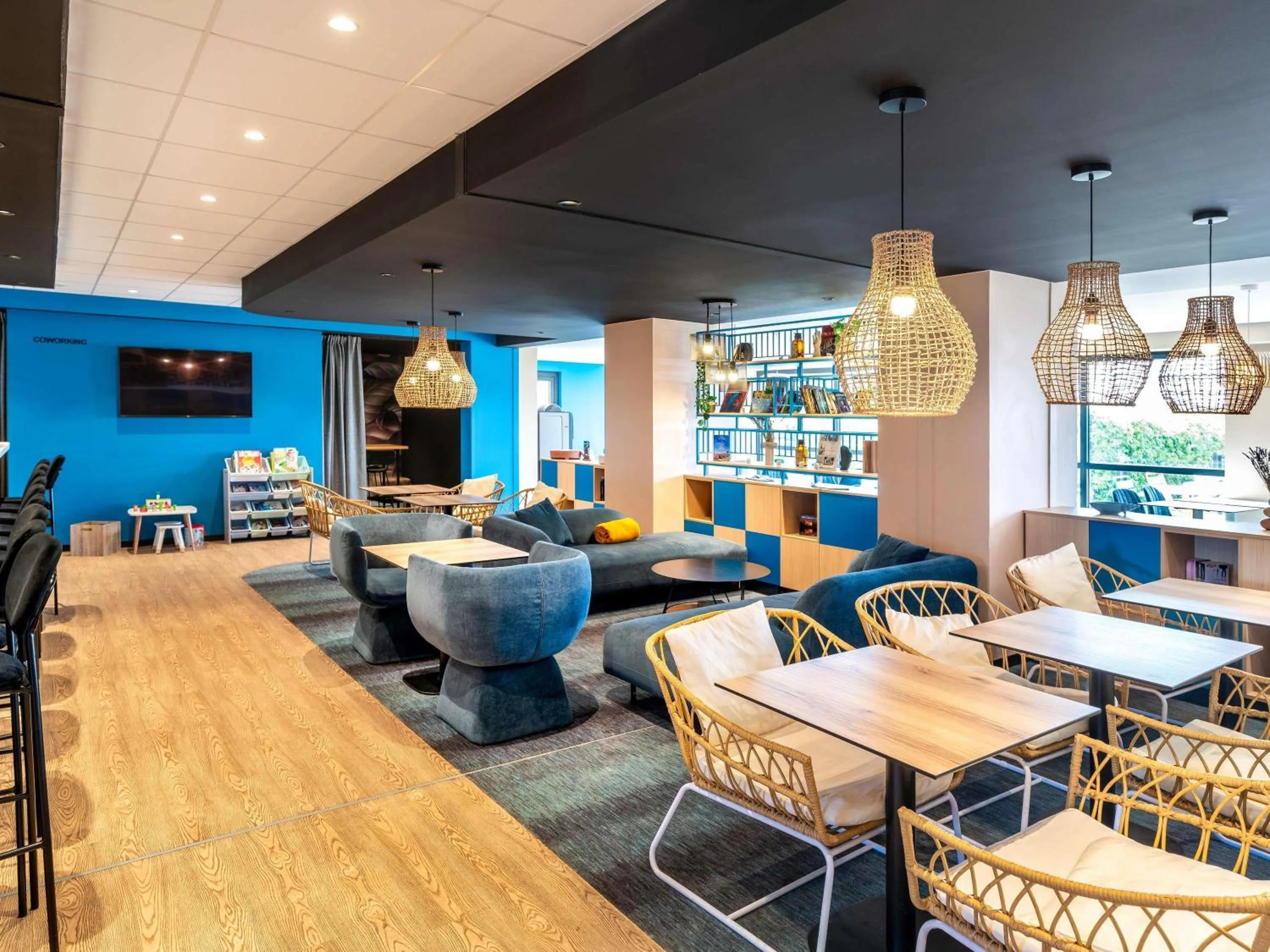 Lounge or bar in Ibis Styles Miramas