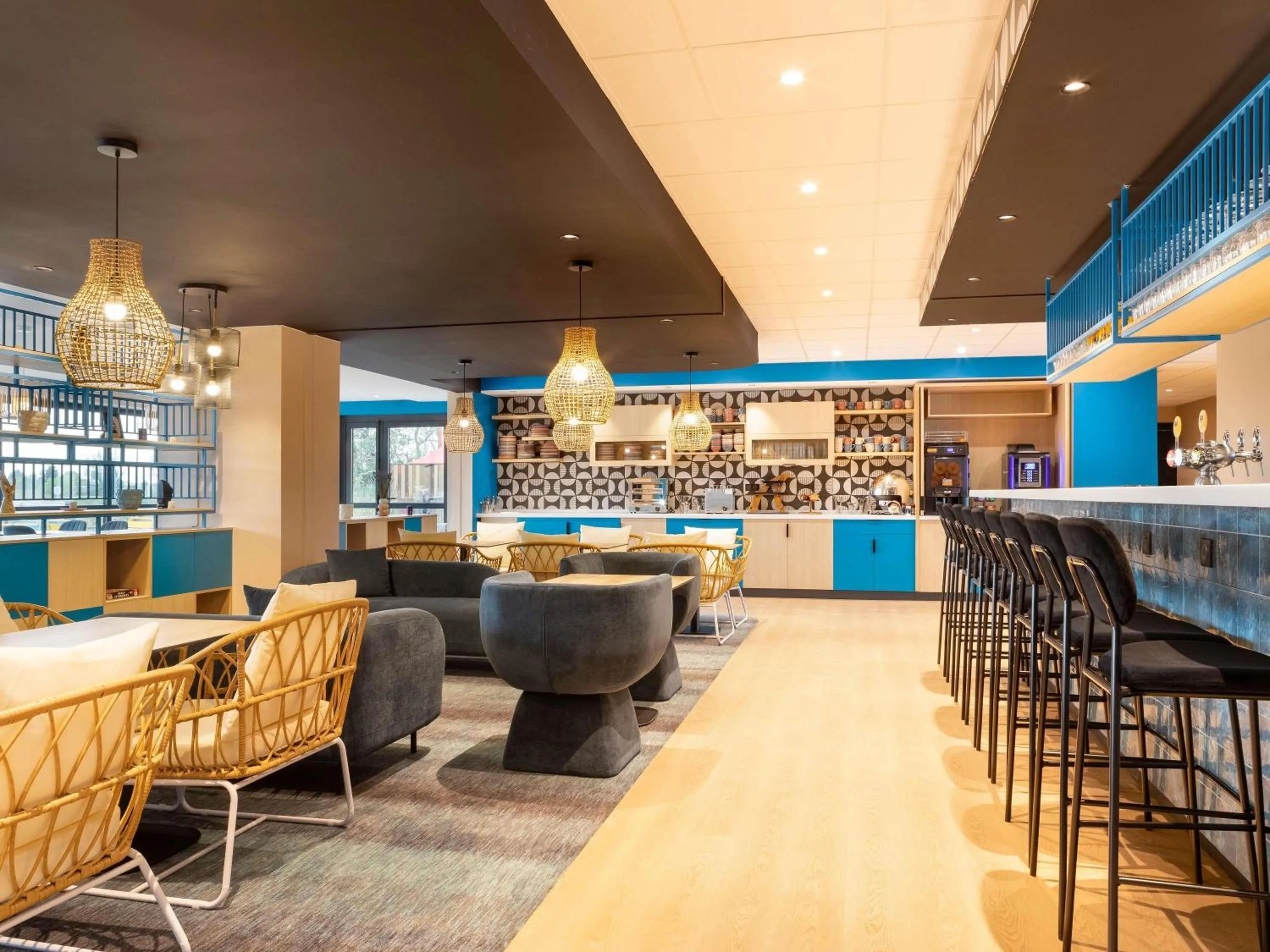 Lounge or bar in Ibis Styles Miramas