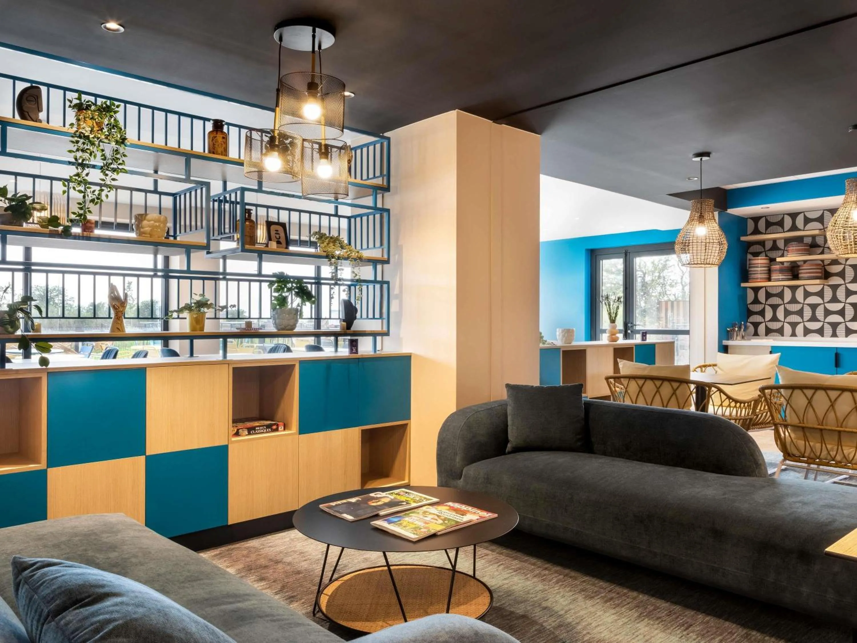 Lounge or bar in Ibis Styles Miramas