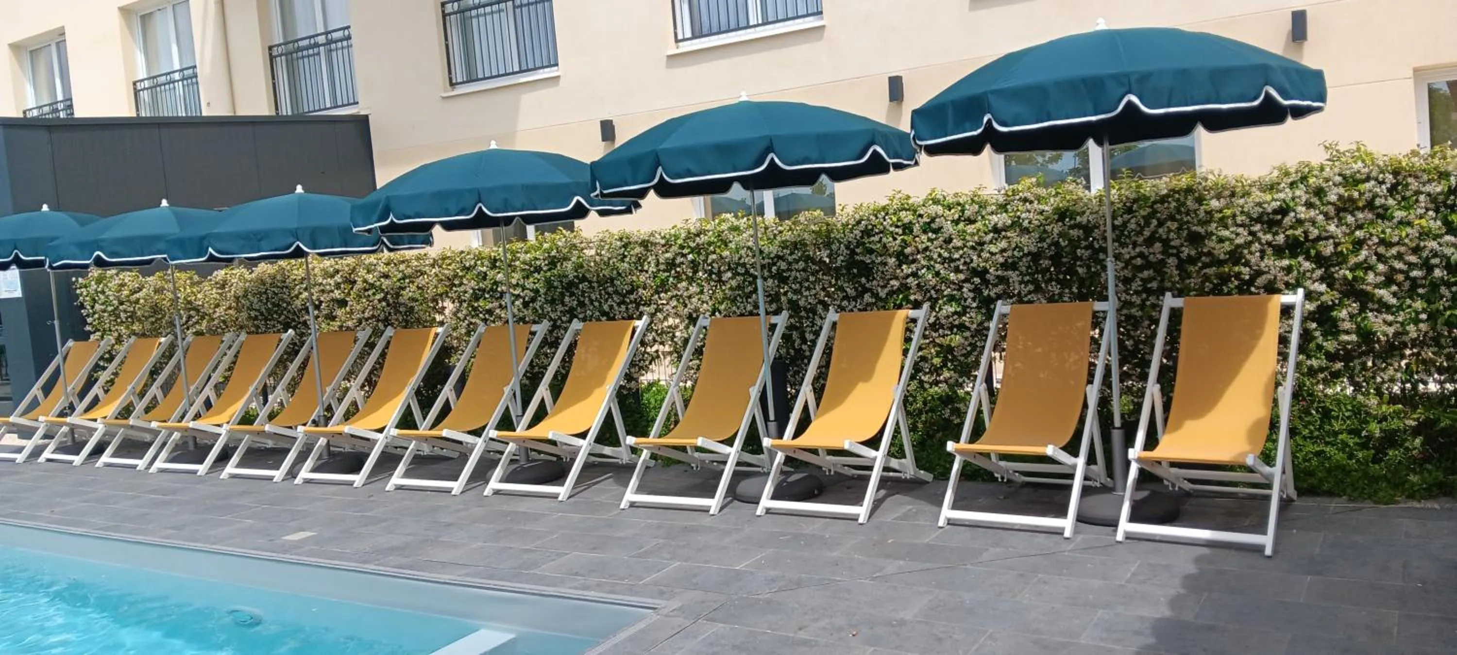 Swimming pool in Ibis Styles Miramas